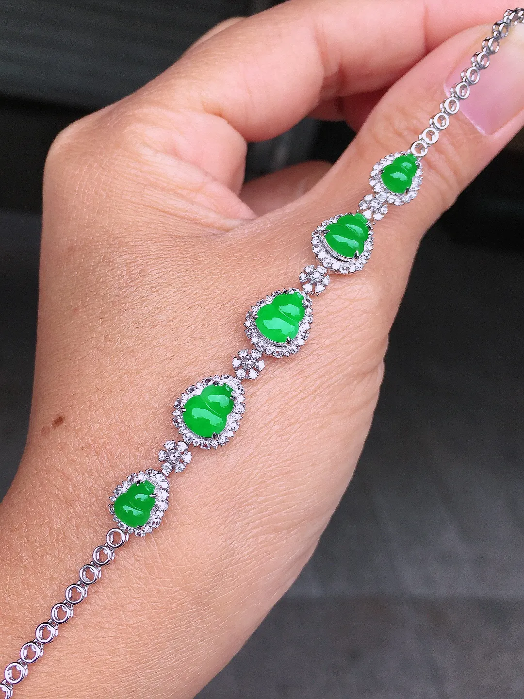 阳绿葫芦手链，色泽均匀艳丽，玉质细腻，荧光感超
强，饱满圆润，尽显优雅气质，18k
金豪华镶嵌