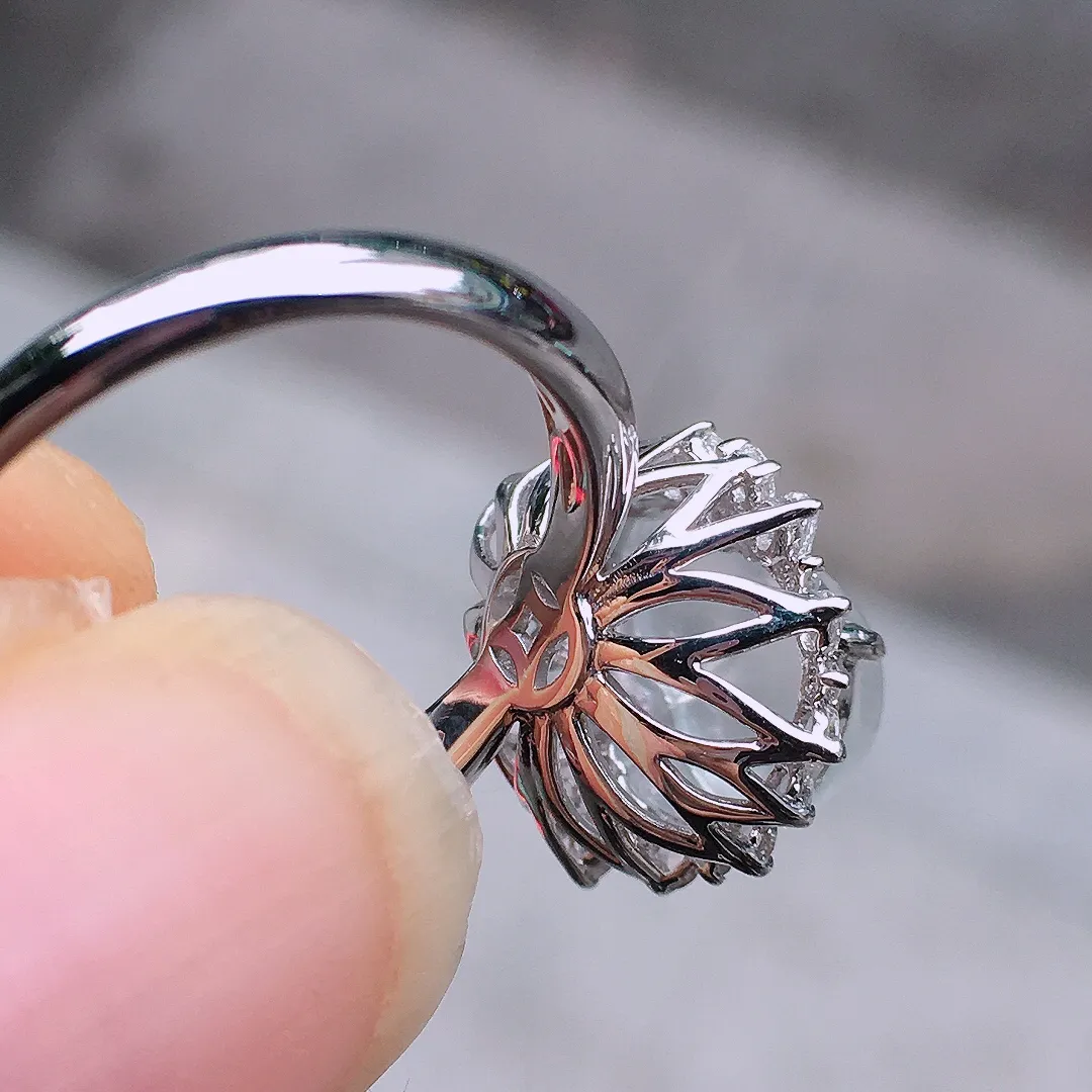 冰种葫芦戒指，玉质细腻，荧光感超
强，饱满圆润，尽显优雅气质，18k
金豪华镶嵌