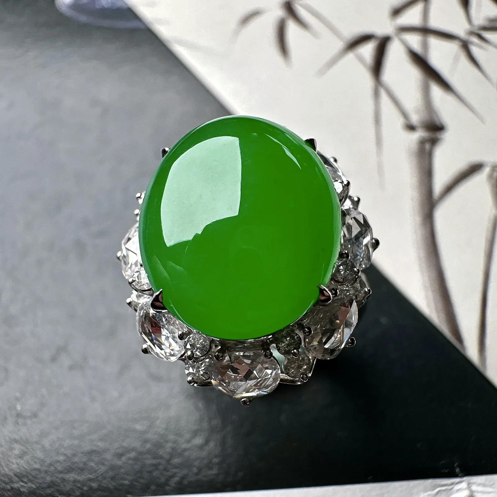 【冰种满绿蛋面戒指】质地细腻，通透闪亮，光泽耀眼，18k古法金钻镶嵌，裸石尺寸15.5*13.1*6