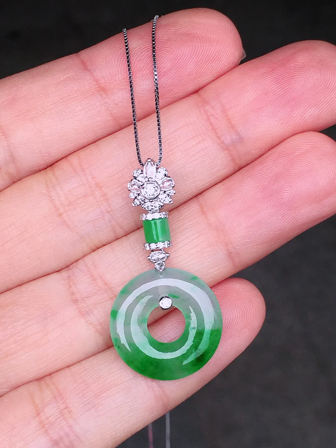 飘绿平安扣吊坠，色泽艳丽，玉质细腻，荧光感超
强，饱满圆润，尽显优雅气质，18k
金豪华镶嵌