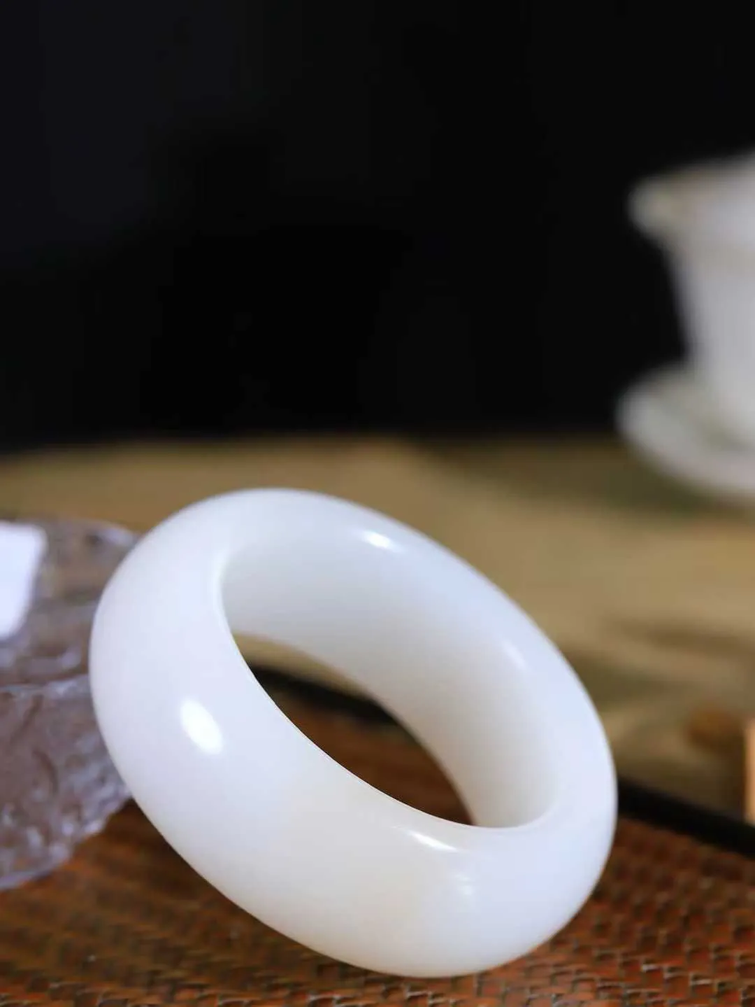 （柔情似水.手镯）

收藏级臻品和田玉白玉带藕粉手镯，玉质温润细腻，镯型饱满圆润，优雅知性，姽婳于幽静兮，又婆娑乎人间，经典款型，古朴典雅。极具灵性，腕间风情，风姿卓越。 重129.6克    内径51mm 尺寸24-11.5mm   781141941T