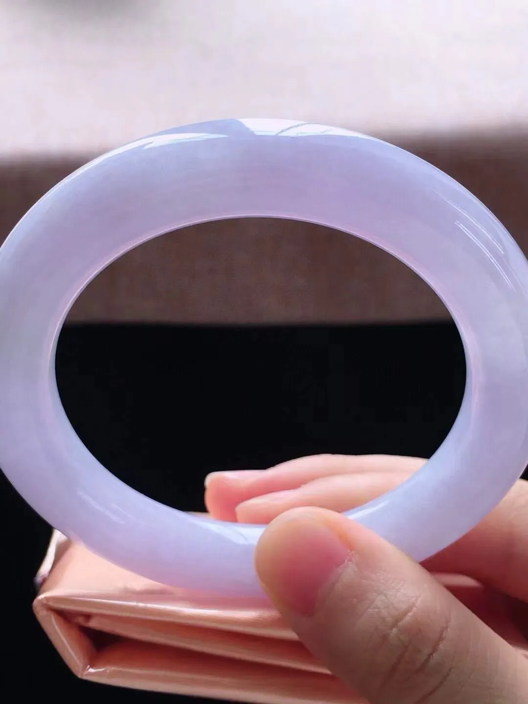 【翡翠名称】老种紫罗兰56.5圈口圆条翡翠手镯
【翡翠尺寸】56.5*11.2*11.2 mm适合56.5-58正圈口佩戴
【翡翠描述】缅甸天然翡翠A货，种老水足，玉质细腻，色泽靓丽，性价比高，佩戴效果好！