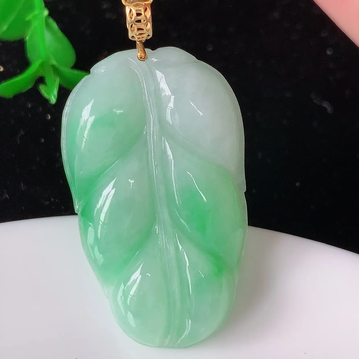 18K金镶嵌飘绿翡翠叶子吊坠 ，种水足，色泽清新，工艺精湛，叶子寓意美好；金枝玉叶，事业有成。#35.17整体41裸石35.5*21*5.5