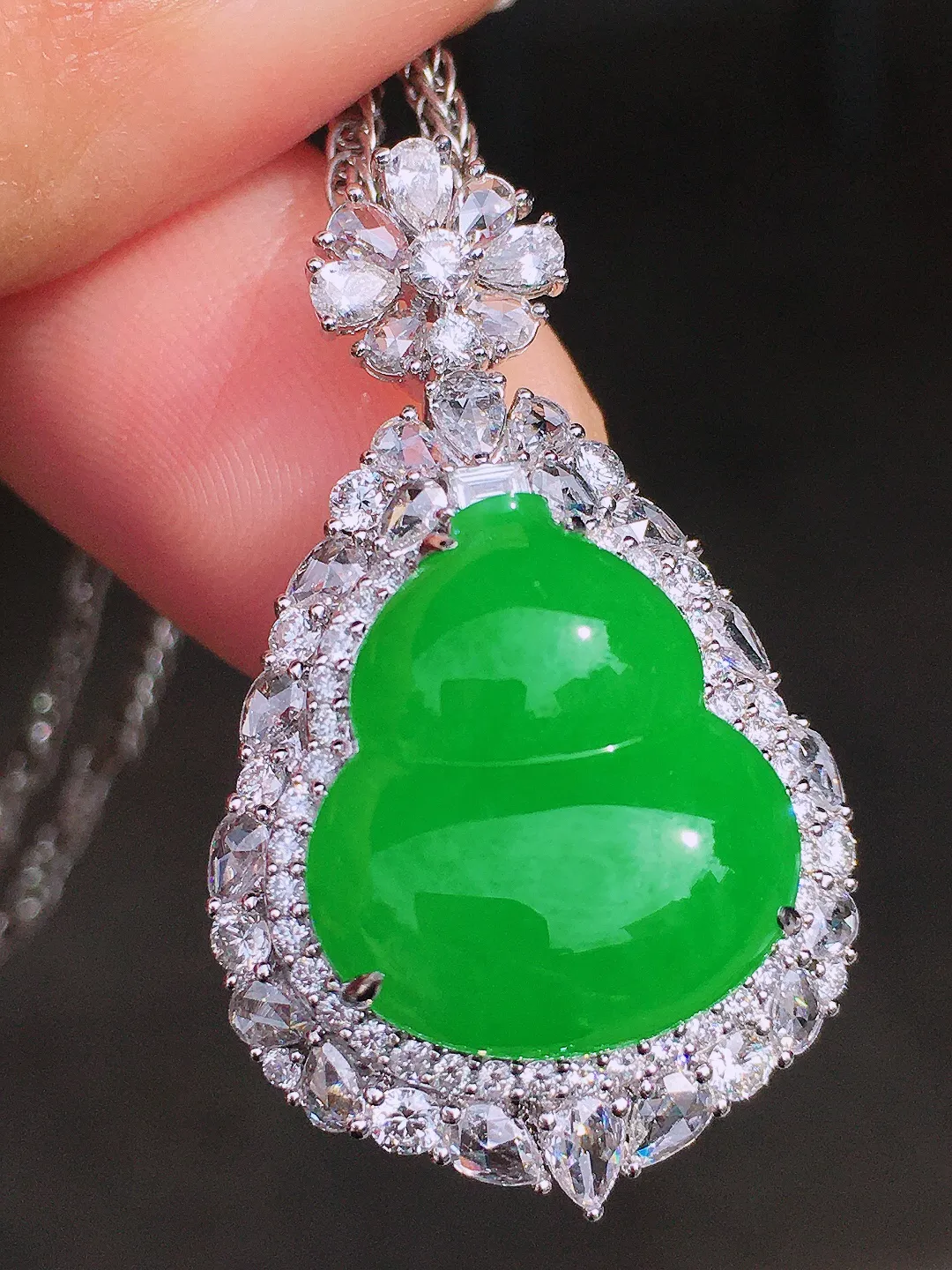 阳绿葫芦吊坠，色泽均匀艳丽，玉质细腻，荧光感超
强，饱满圆润，尽显优雅气质，18k
金豪华镶嵌