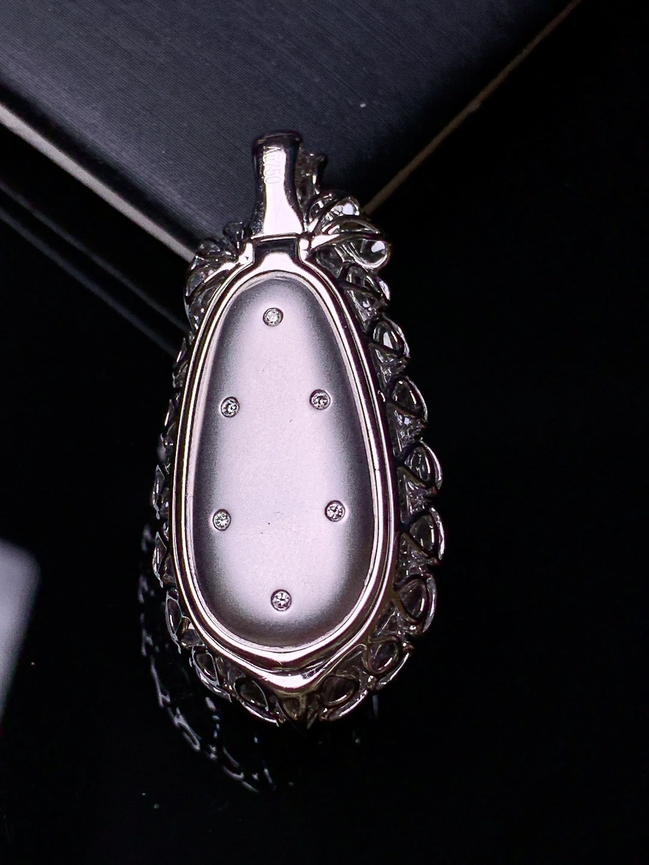 18k金钻镶嵌冰种四季豆吊坠 玉质细腻 色泽清新艳丽 整体尺寸36.2*17*12.6