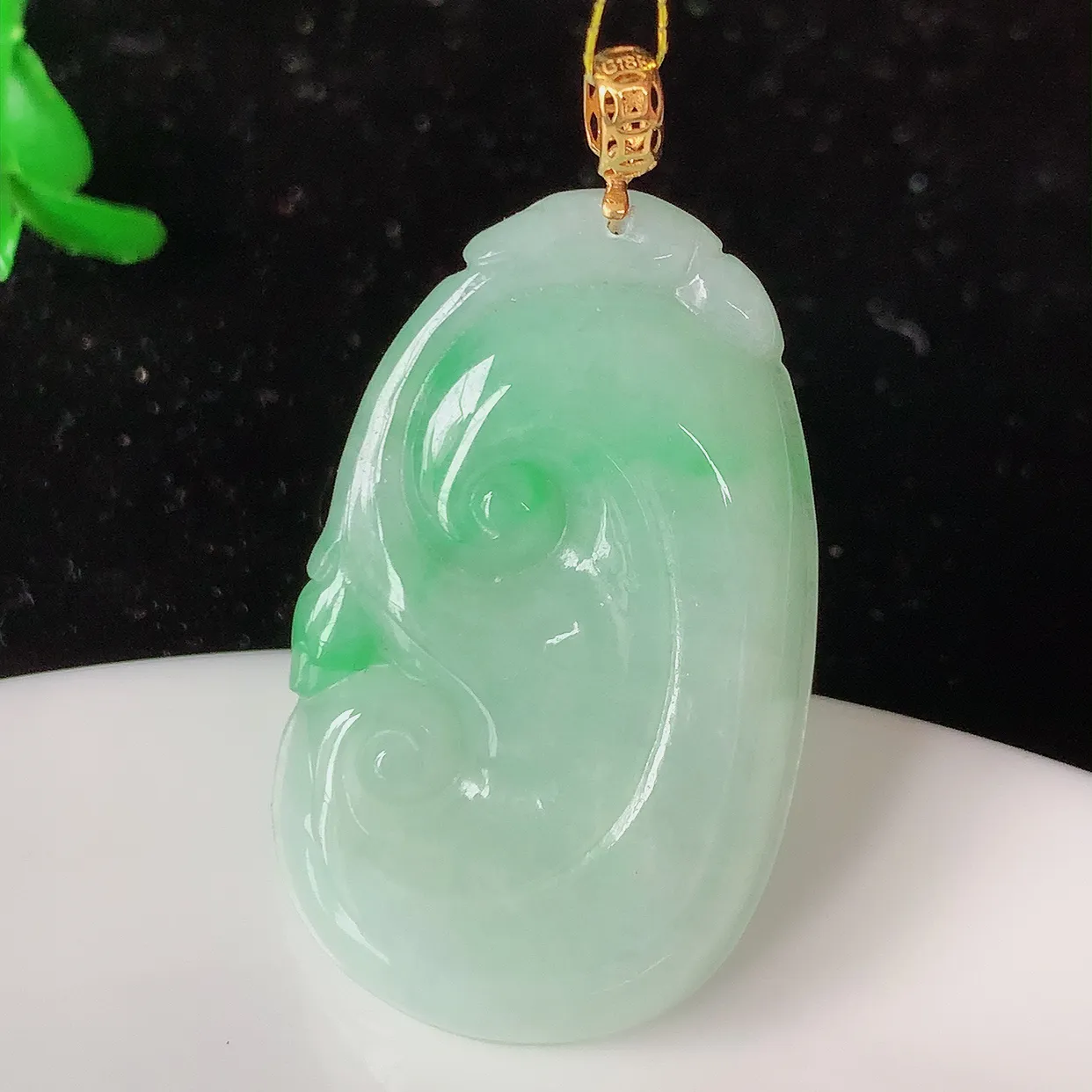 18k金镶嵌冰润飘绿翡翠如意吊坠，沁人心脾，精致典雅的设计，为佩戴者，增添色彩，送礼自留都是佳品选择！#35.17