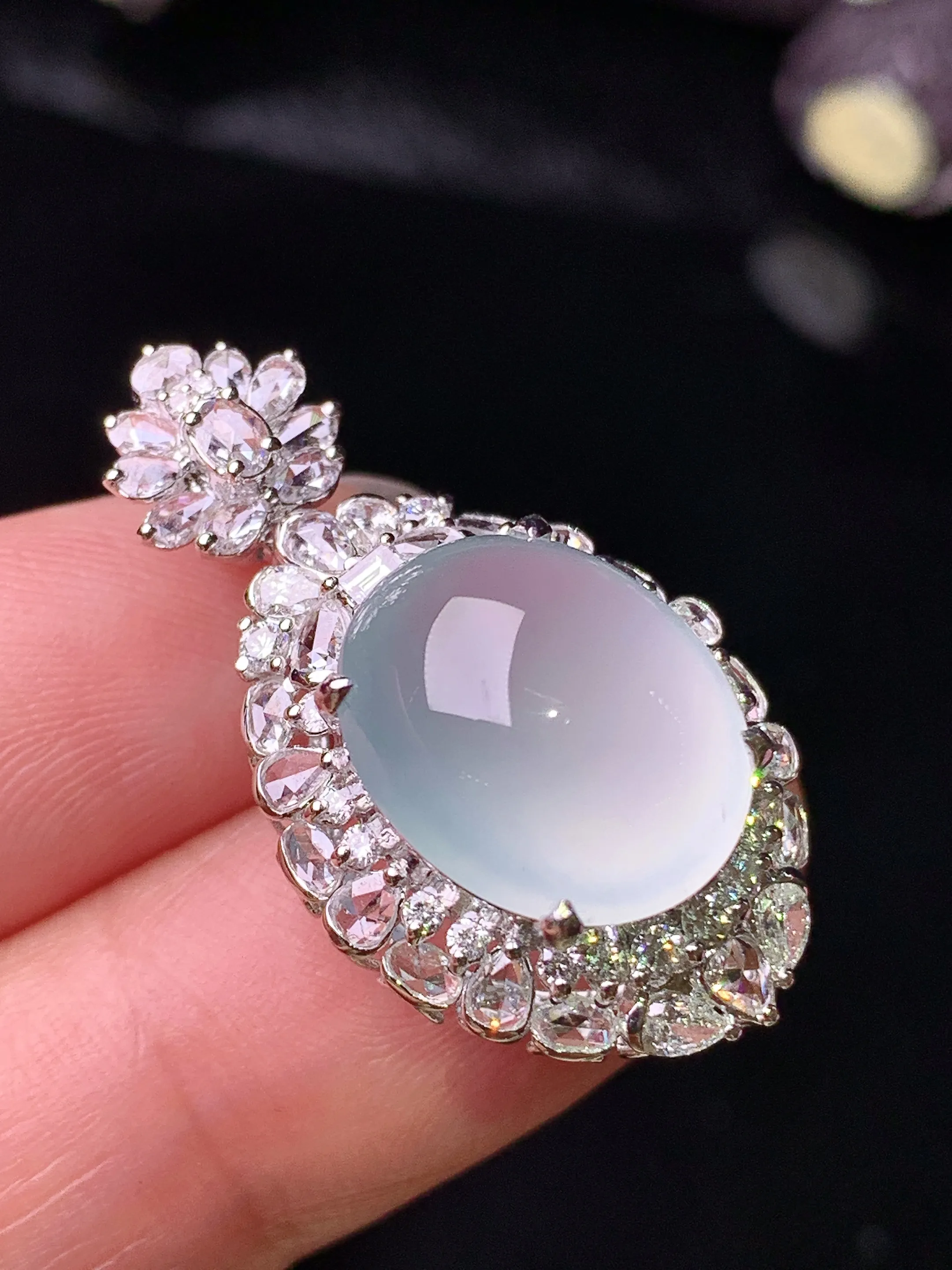 18k金钻镶嵌冰种蛋面吊坠 玉质细腻 色泽清新艳丽 整体尺寸30.8*17*13.2