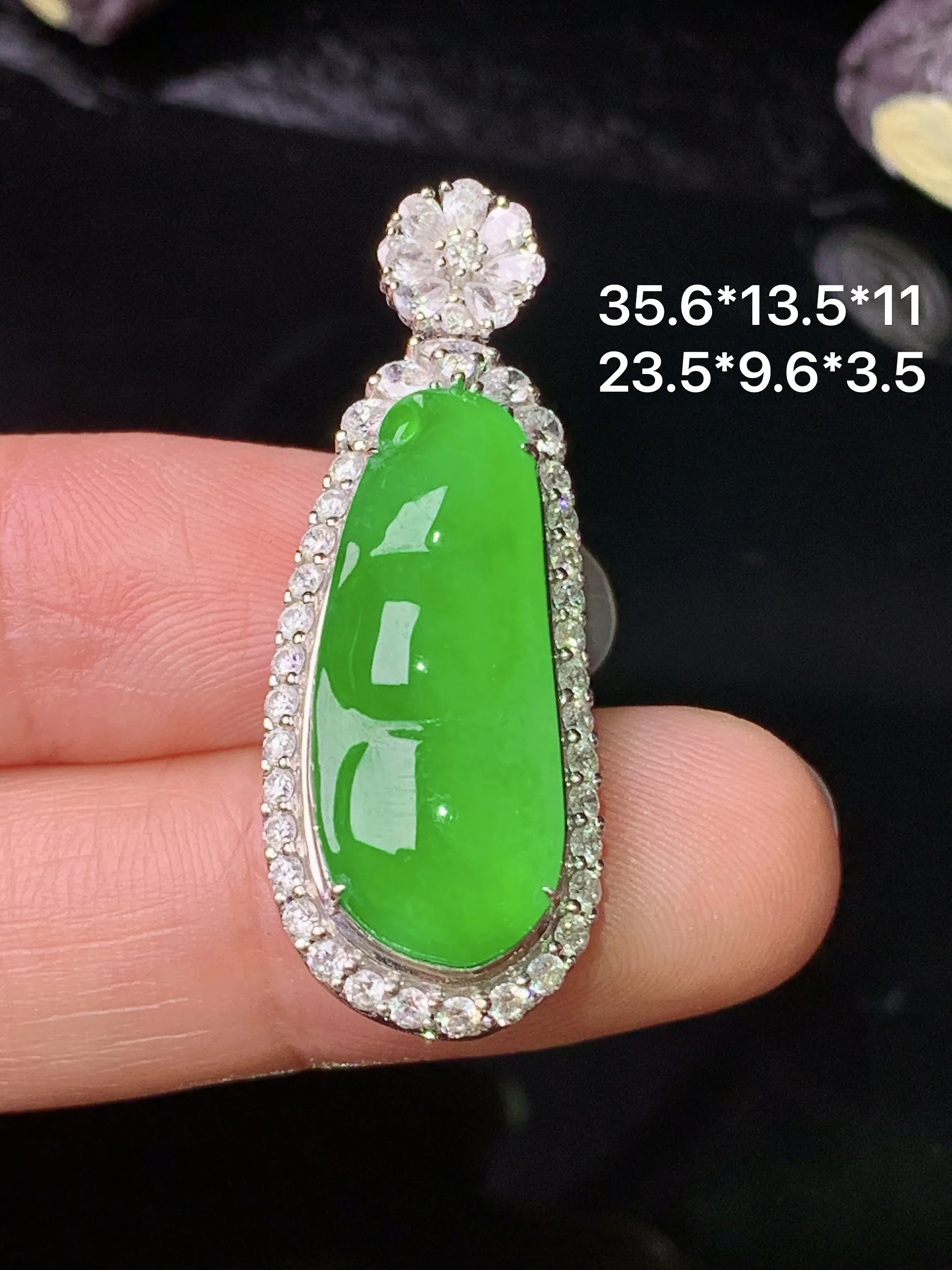 18k金钻镶嵌满绿四季豆吊坠 玉质细腻 色泽清新艳丽 整体尺寸35.6*13.5*11