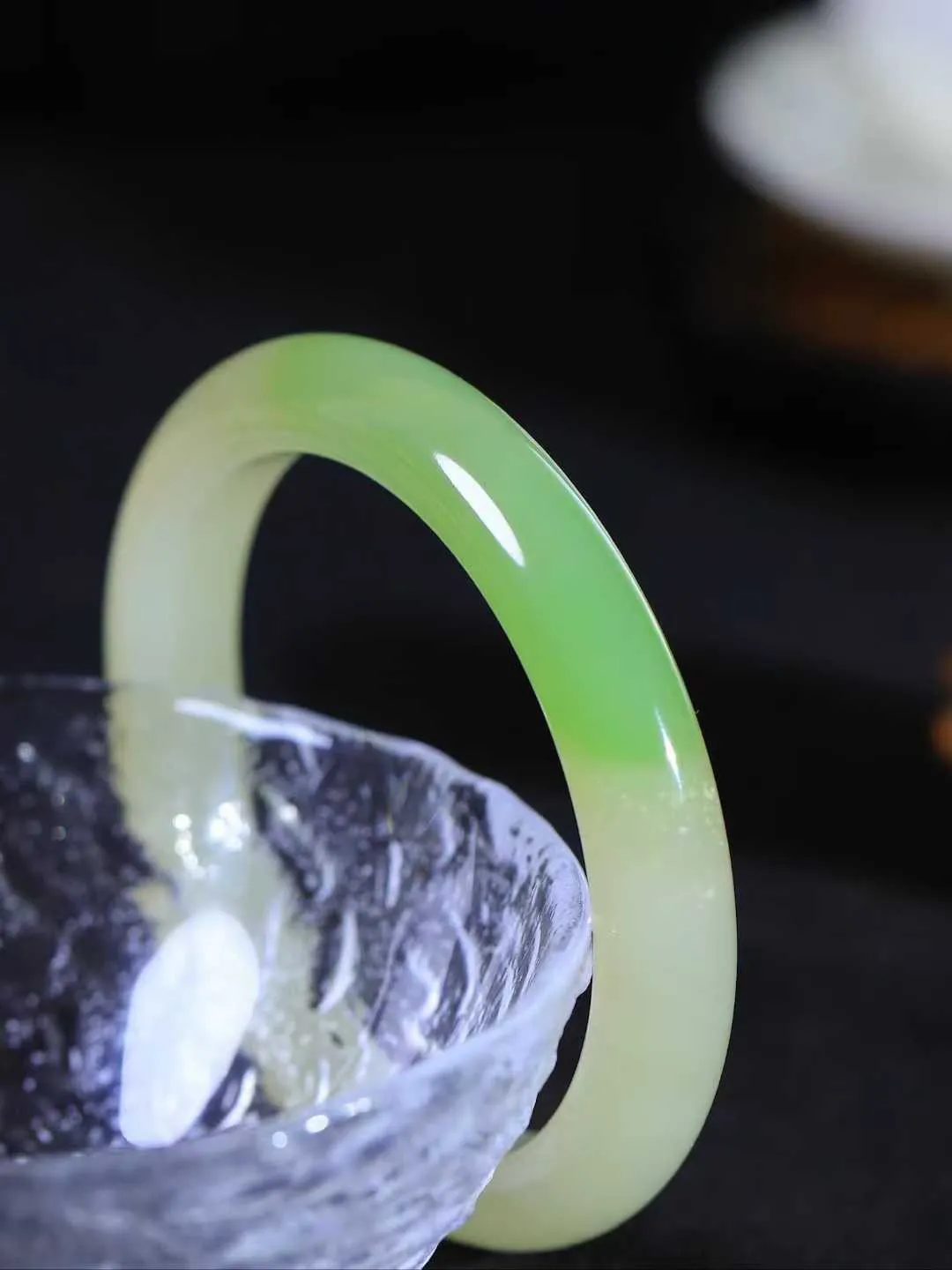 【翠色怡人.手镯】

收藏级和田玉翠青手镯，精品超级美镯，玉质细腻饱满，️温润脂香，仙雾缥缈，怡静如画，意蕴十足～，戴于腕间，神秘与高贵并存，给人以出尘的风雅，优美脱俗，气质非凡。重42克 内径55mm尺寸10.2-8.1mm191151943T