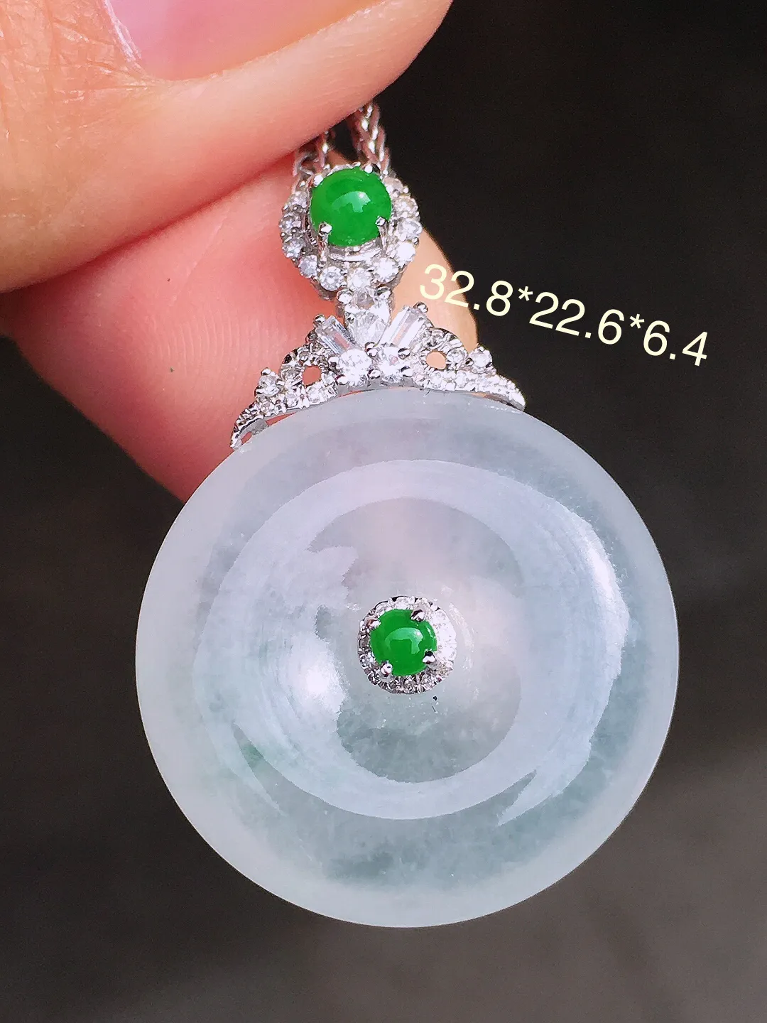 冰种平安扣吊坠，玉质细腻，荧光感超
强，饱满圆润，尽显优雅气质，18k
金豪华镶嵌