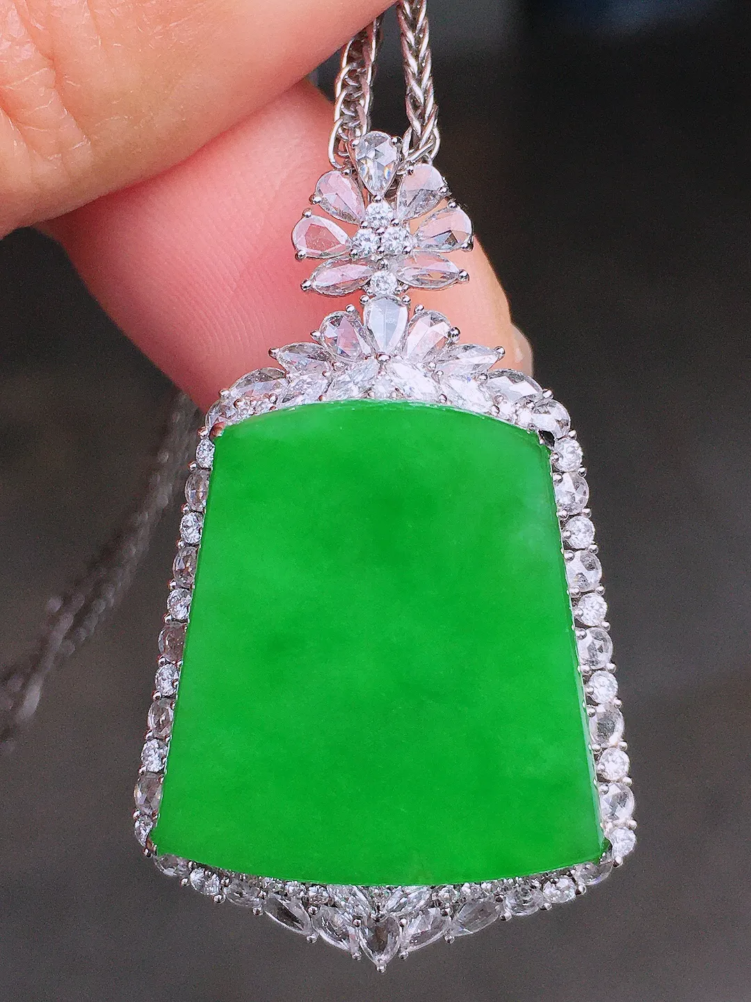 阳绿无事牌吊坠，色泽均匀艳丽，玉质细腻，荧光感超
强，饱满圆润，尽显优雅气质，18k
金豪华镶嵌