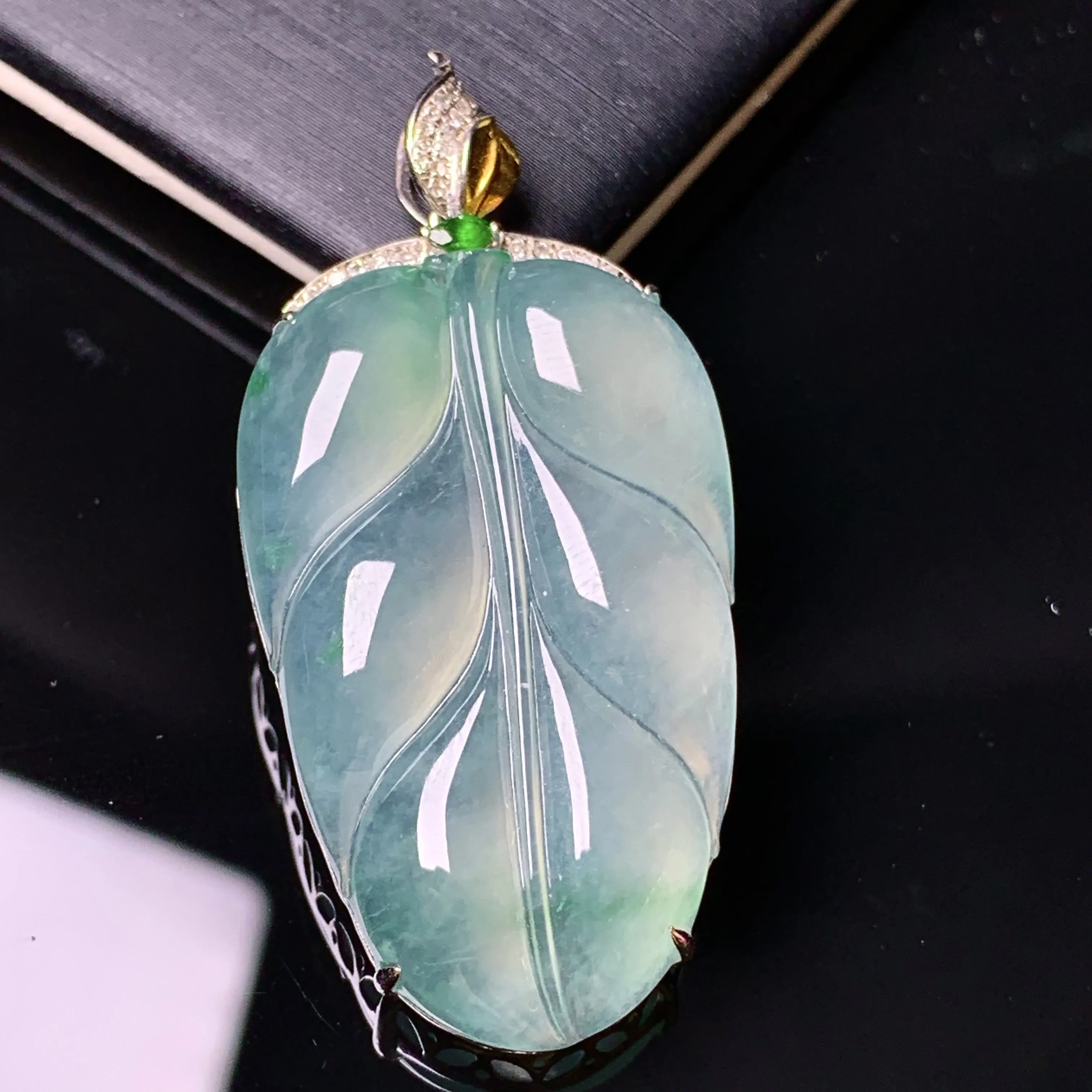 18k金镶嵌冰种树叶吊坠 玉质细腻 色泽清新艳丽 整体尺寸45.2*21.5*7.6
