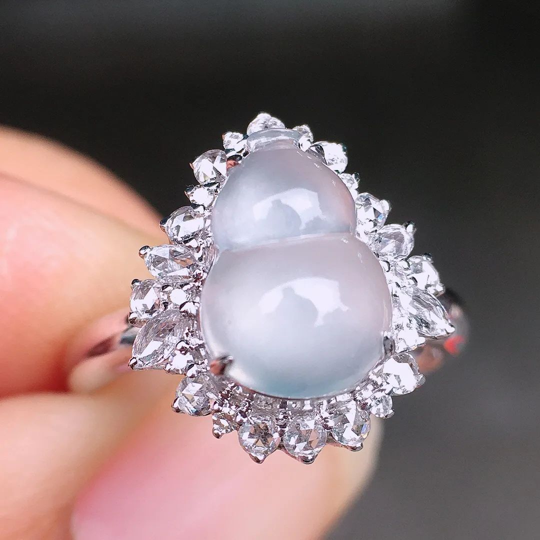 冰种葫芦戒指，玉质细腻，荧光感超
强，饱满圆润，尽显优雅气质，18k
金豪华镶嵌