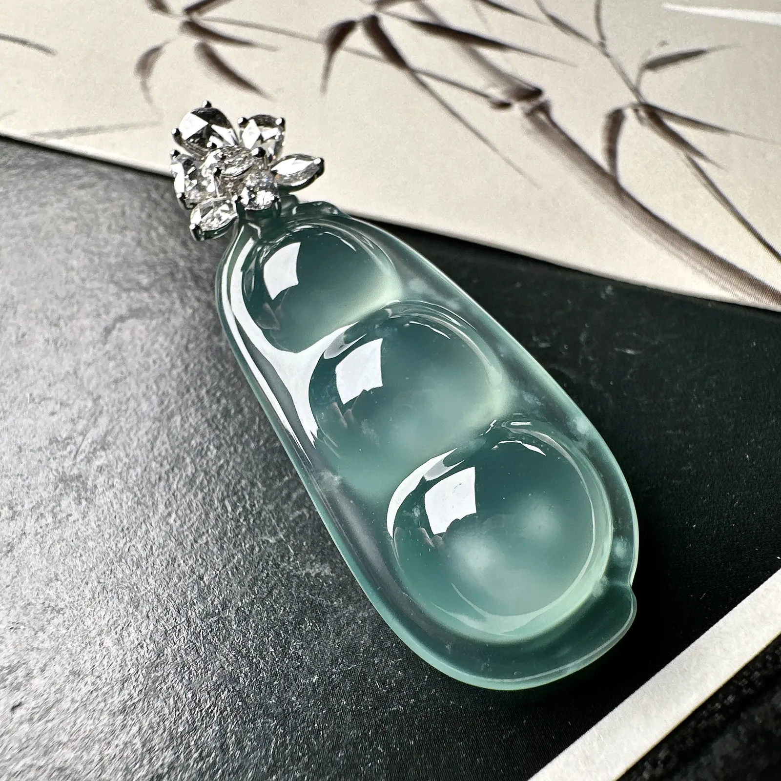 【冰种福豆吊坠】天空蓝老料，起钢光，种地上乘，冰感十足，通透起光，饱满圆润，收藏品质，18k金钻镶嵌，裸石尺寸36.9*16.9*8.5毫米