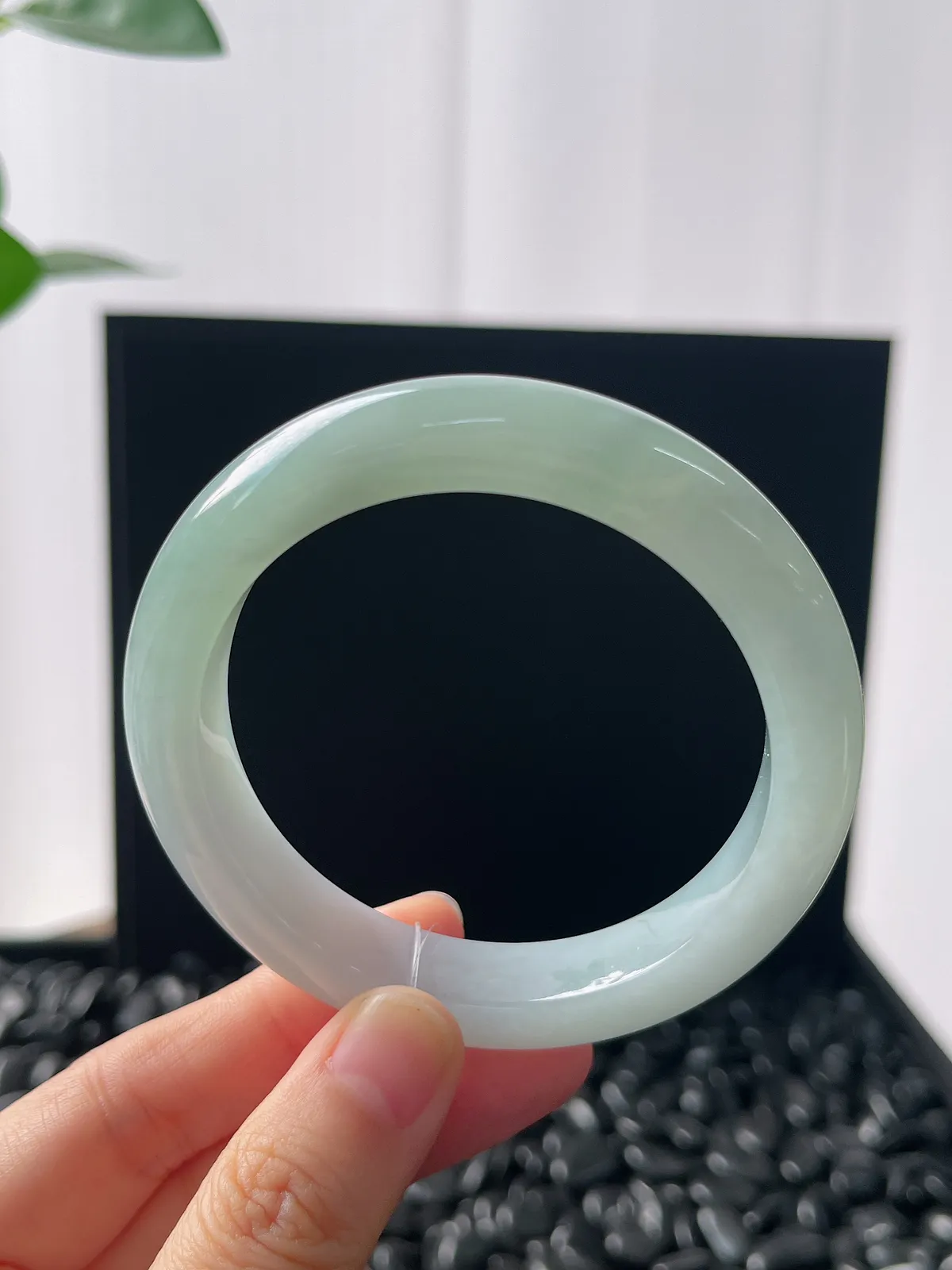 正圈55圈口，翡翠冰糯种胶润淡绿色手镯