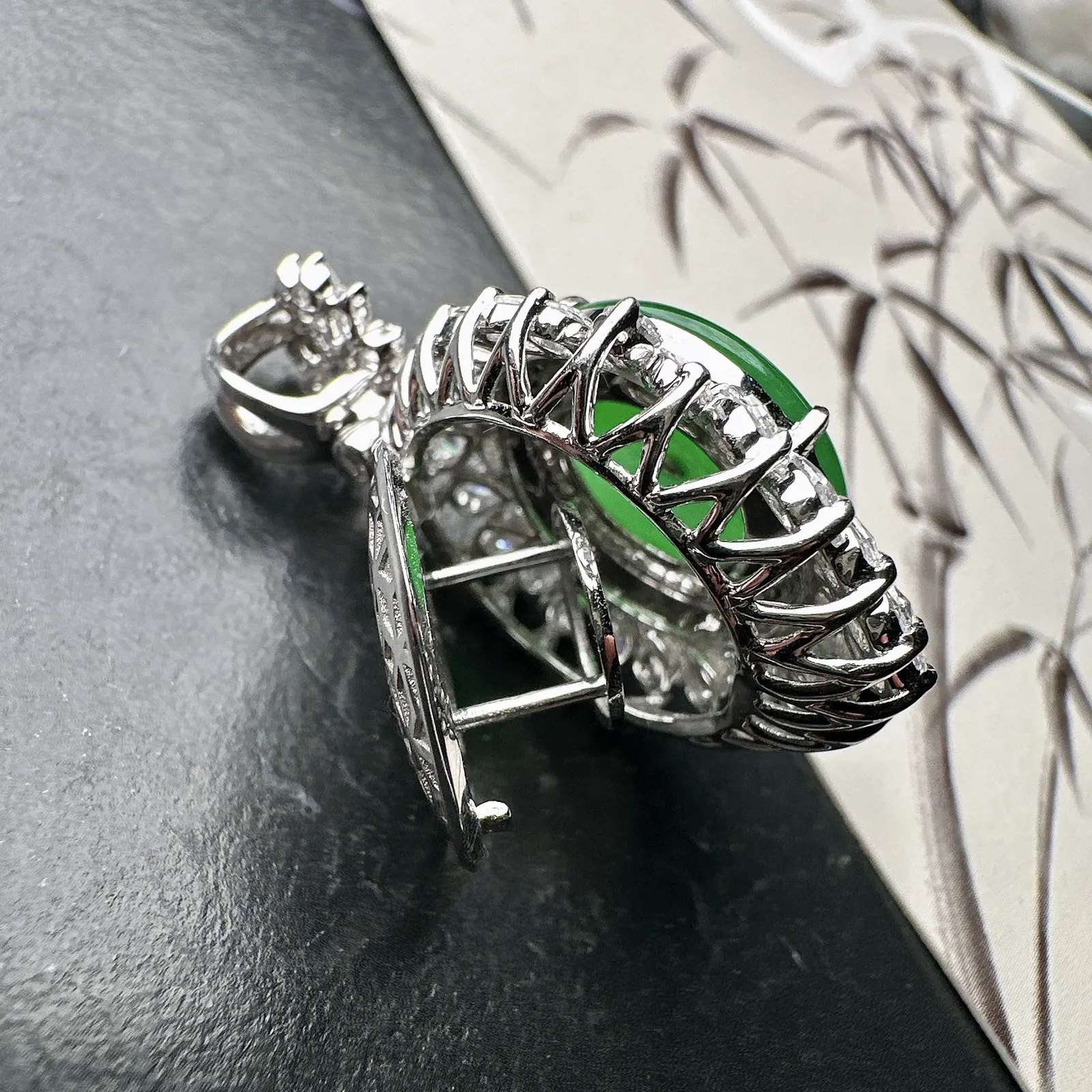 【冰种满绿平安扣】质地非常细腻，冰润十足，种老冰透，18k金钻镶嵌，裸石尺寸16.6*4.2毫米，收藏品质