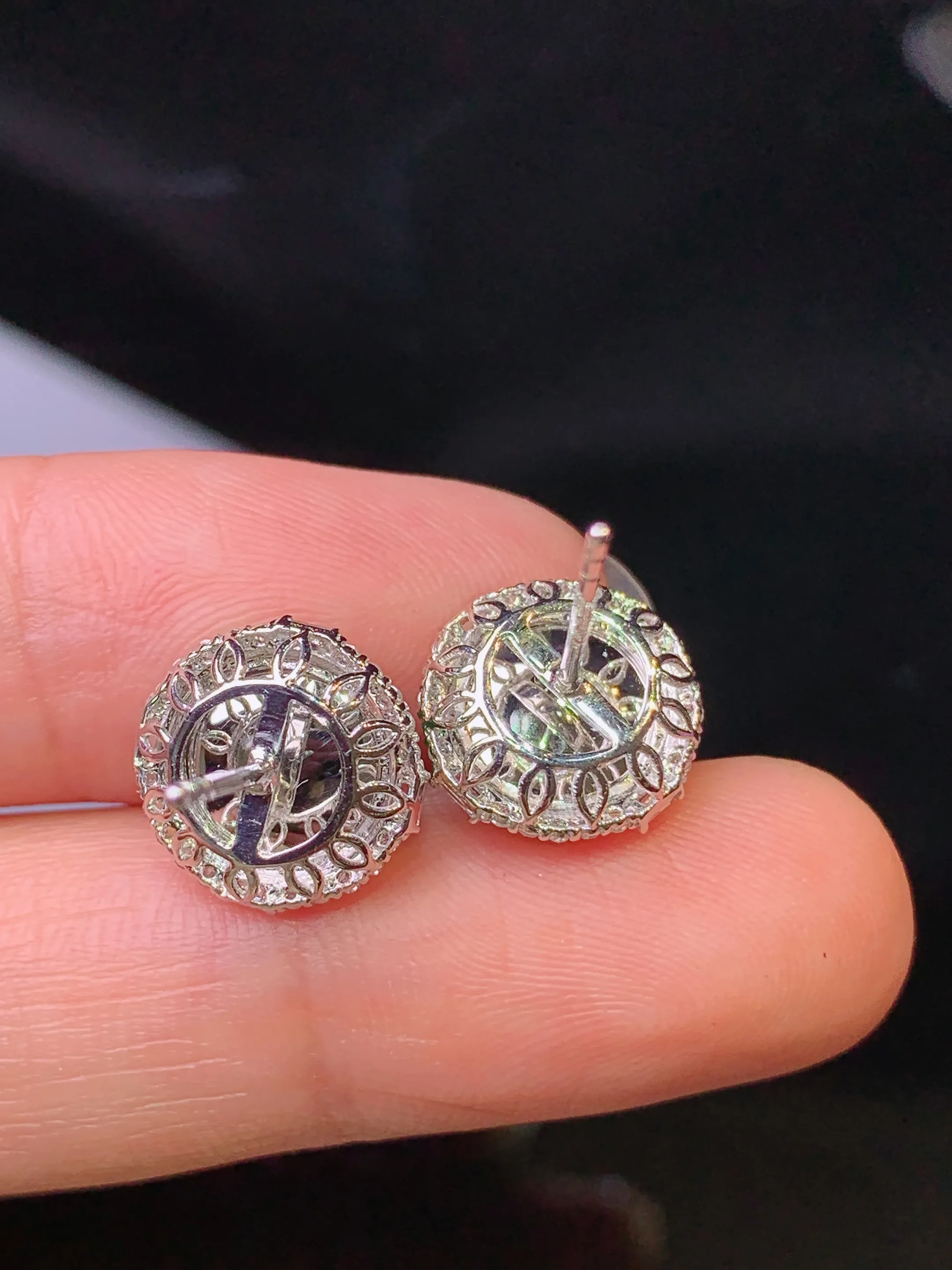 18k金钻镶嵌满绿蛋面耳钉 玉质细腻 色泽清新艳丽 整体尺寸11*8