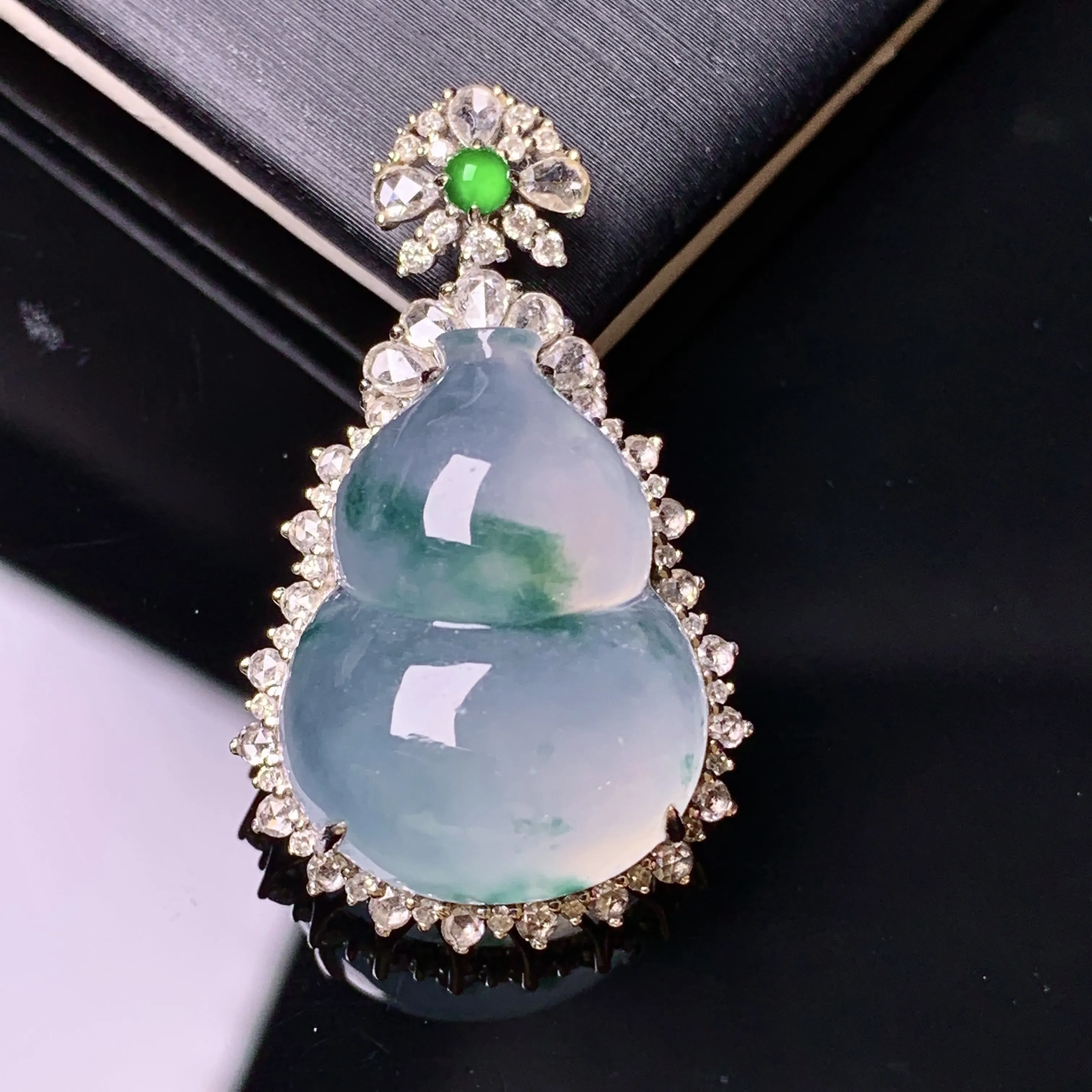 18k金钻镶嵌冰种飘绿葫芦吊坠 玉质细腻 色泽清新艳丽 整体尺寸31.7*18.7*10.7