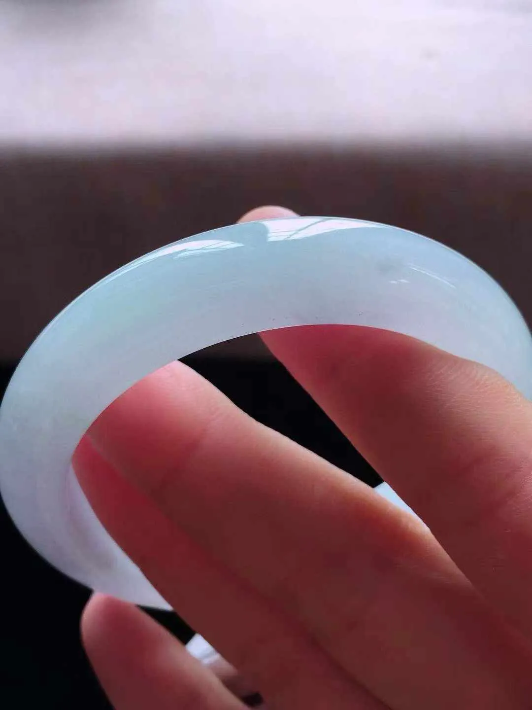 【翡翠名称】老坑种白冰53正圈口翡翠手镯
【翡翠尺寸】53*12.2*8.2mm适合53-55正圈口佩戴
【翡翠描述】缅甸天然翡翠A货，种老水足，玉质细腻，色泽靓丽，性价比高，佩戴效果好！