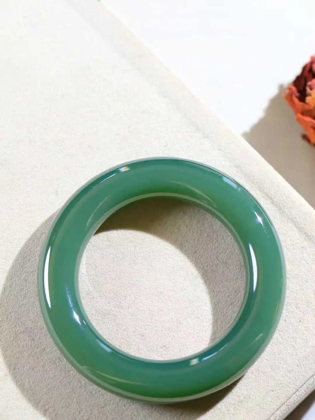 【碧波流转·手镯】

收藏传家级臻品️和田玉碧玉圆条手镯，玉质细腻温润，手感舒适，️线条流畅，简约大气，美自天成，佩戴于腕间，婉约之美，举手投足间透出那份低调奢华，醉人心扉。
重94.2克 内径圈口52.5mm  尺寸14-13.5mm  FDT-111101933