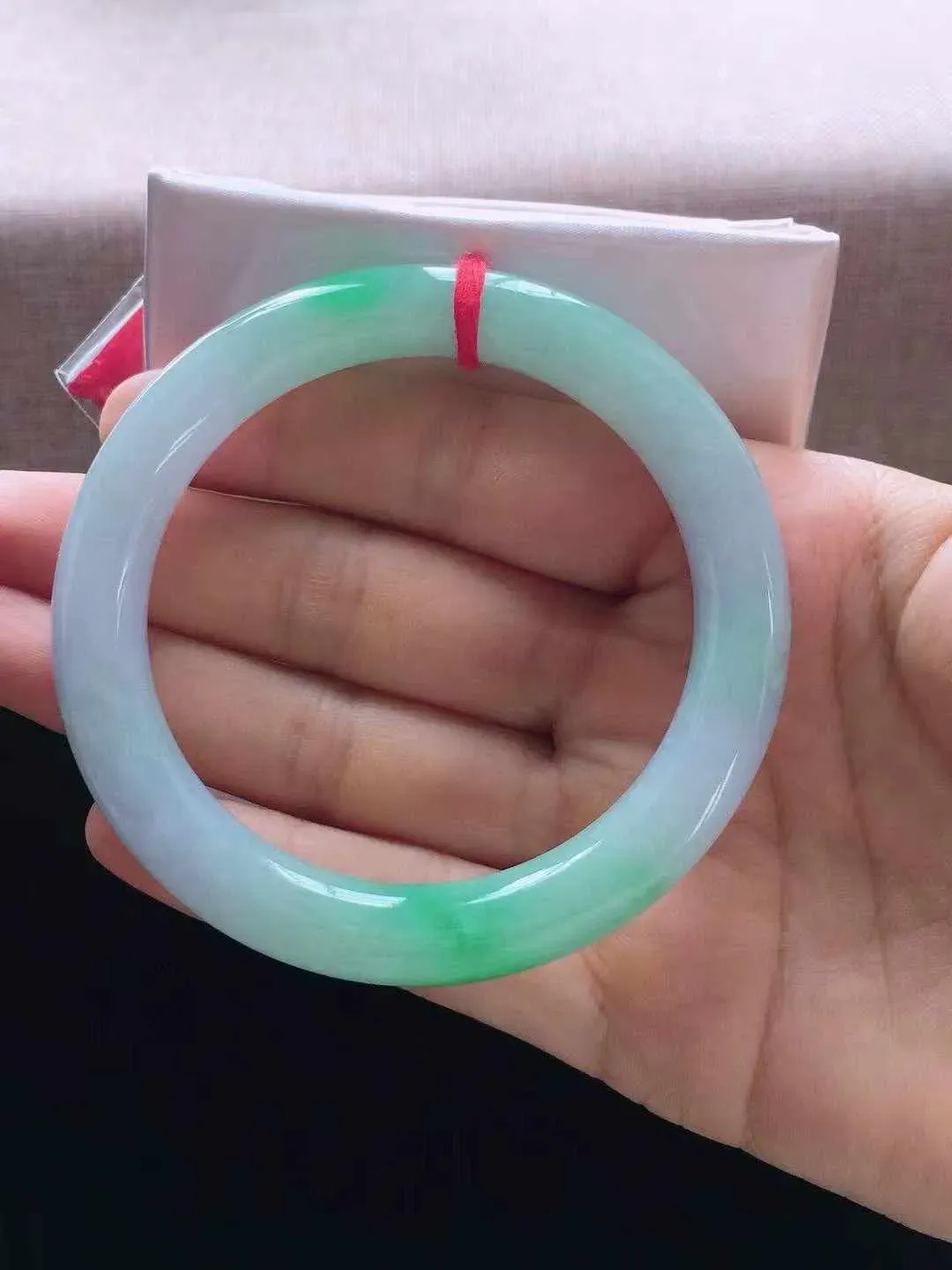 【翡翠名称】冰春彩56圈口圆条翡翠手镯
【翡翠尺寸】56*9.6*9.3mm适合56-58正圈口佩戴
【翡翠描述】缅甸天然翡翠A货，种老水足，玉质细腻，色泽靓丽，性价比高，佩戴效果好！