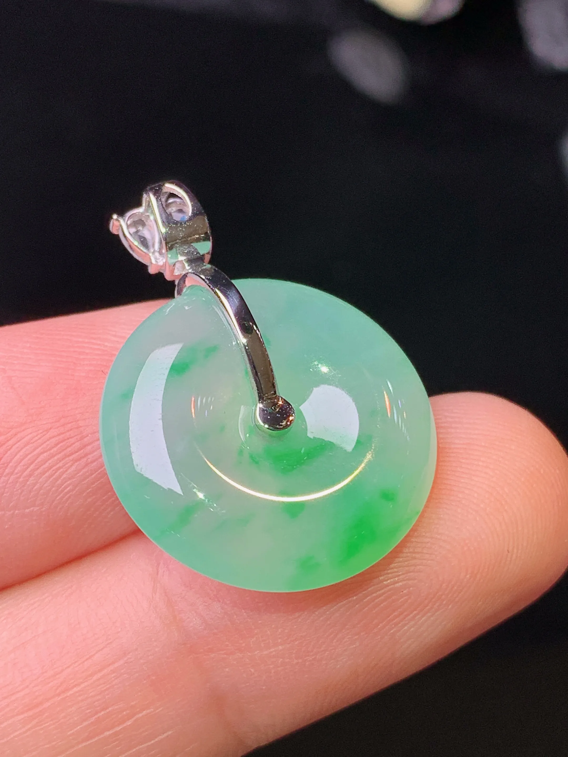 18k金钻镶嵌飘绿平安扣吊坠 玉质细腻 色泽清新艳丽 整体尺寸25.2*18.5*5.3