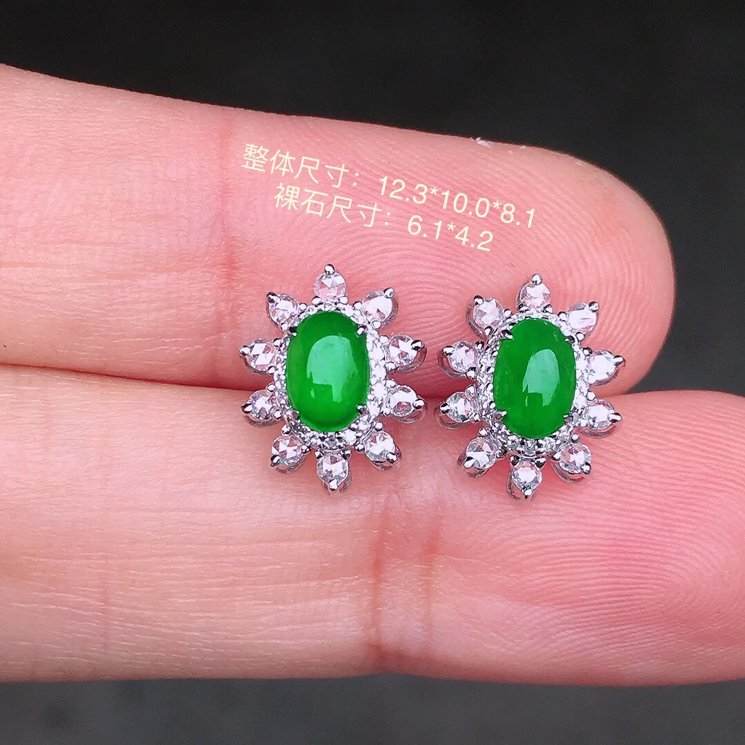 阳绿蛋面耳钉，色泽均匀艳丽，玉质细腻，荧光感超
强，饱满圆润，尽显优雅气质，18k
金豪华镶嵌