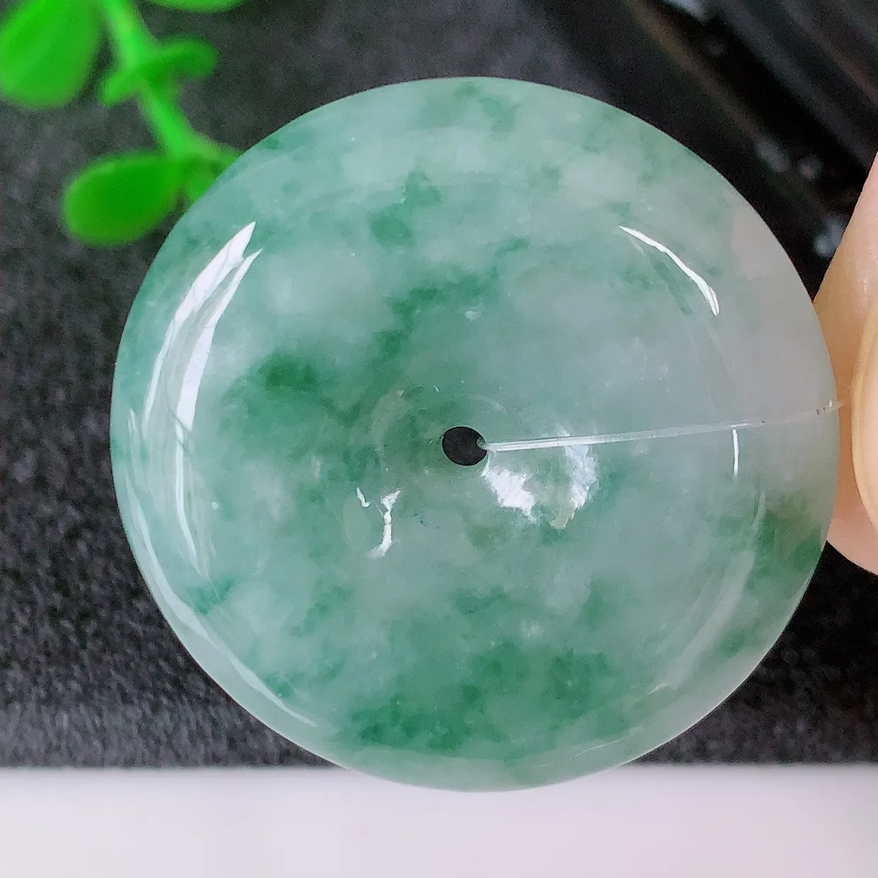 自然光实拍，冰胶飘花翡翠平安扣吊坠，翠色灵动，种老水足，寓意好，品相佳，佩戴佳品！#49.17