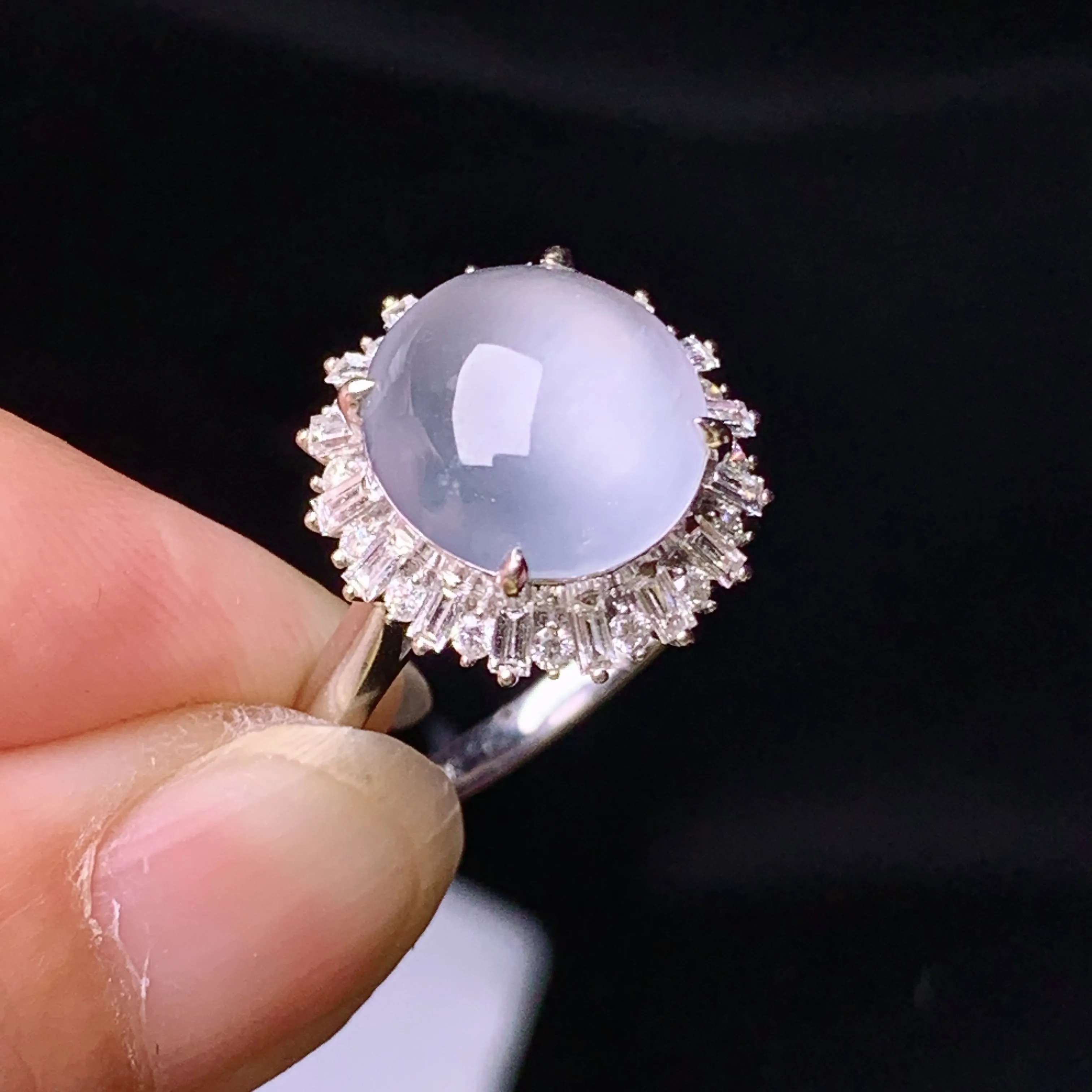 18k金钻镶嵌冰种蛋面戒指 玉质细腻 色泽清新艳丽 圈口15 整体尺寸15.5*14.5*9.5