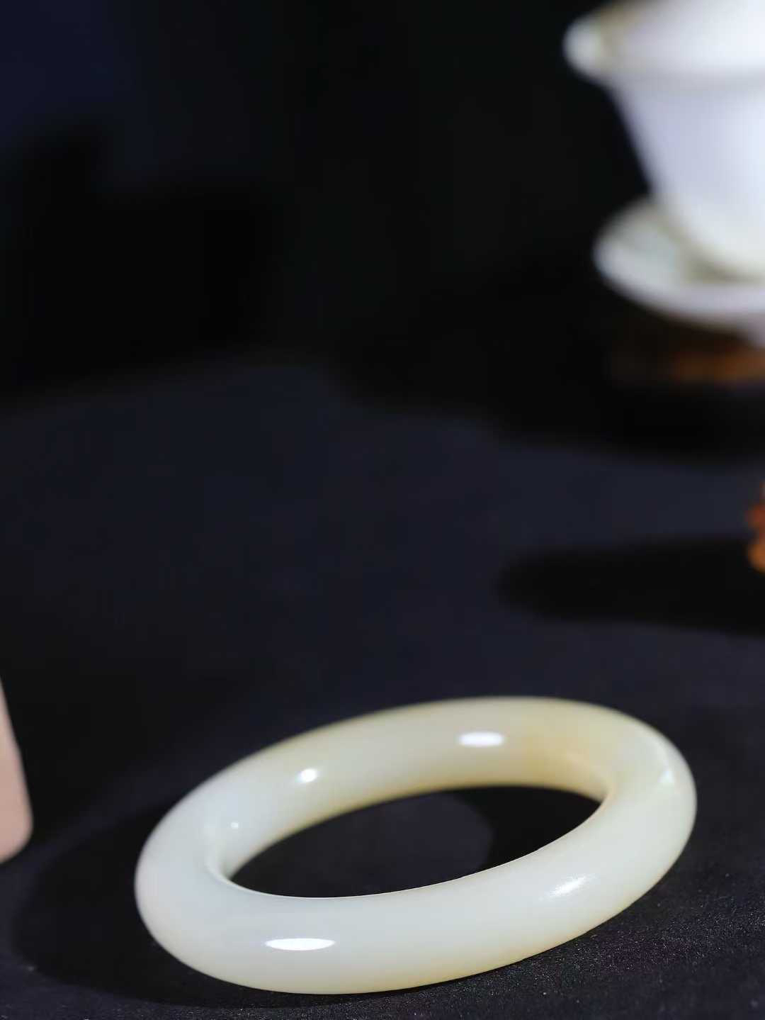 【腕间柔情.手镯】   

精品️和田玉糖白玉圆条手镯 玉质温润细腻 油性十足 古朴秀雅 轻抚岁月