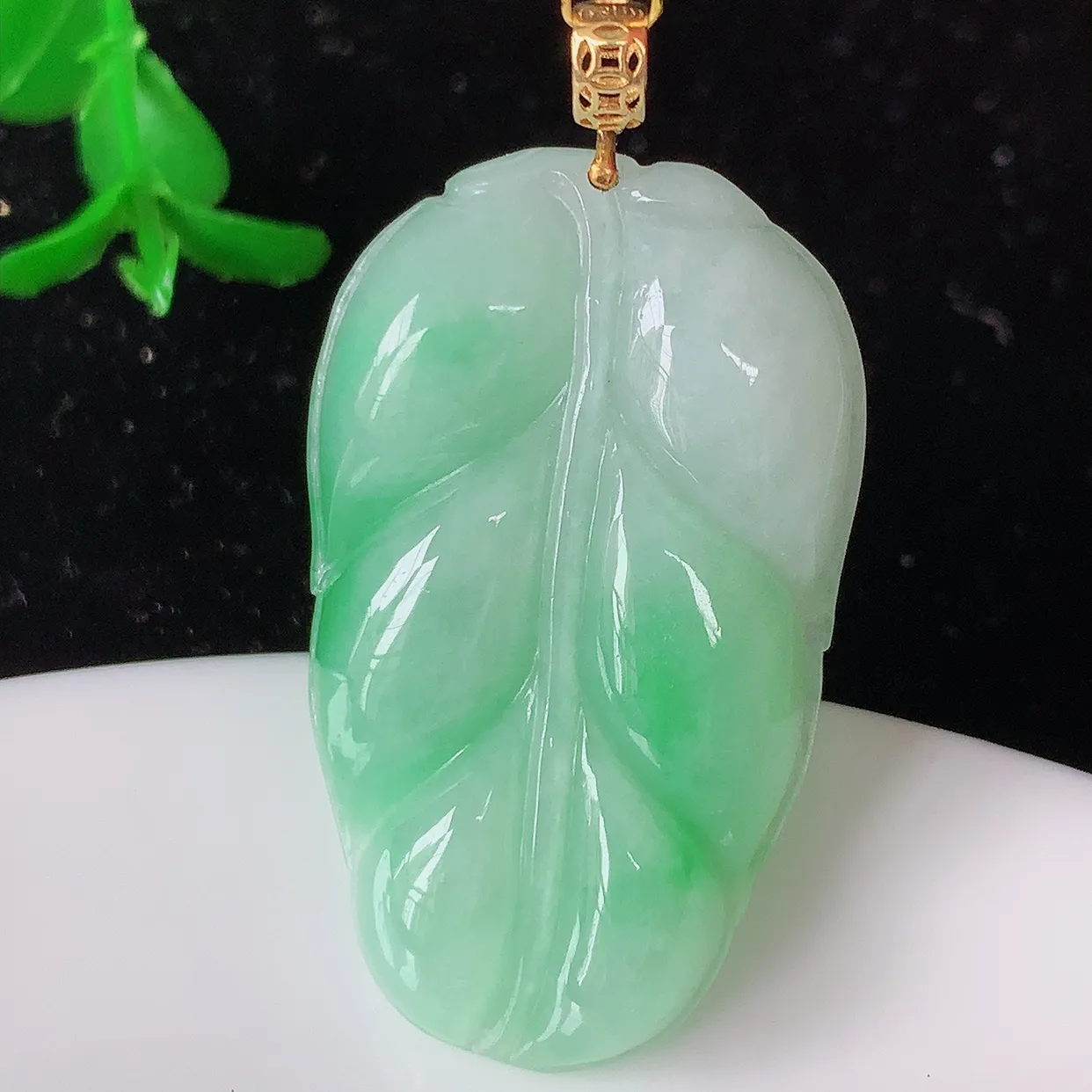 18K金镶嵌飘绿翡翠叶子吊坠 ，种水足，色泽清新，工艺精湛，叶子寓意美好；金枝玉叶，事业有成。#35.17整体41裸石35.5*21*5.5
