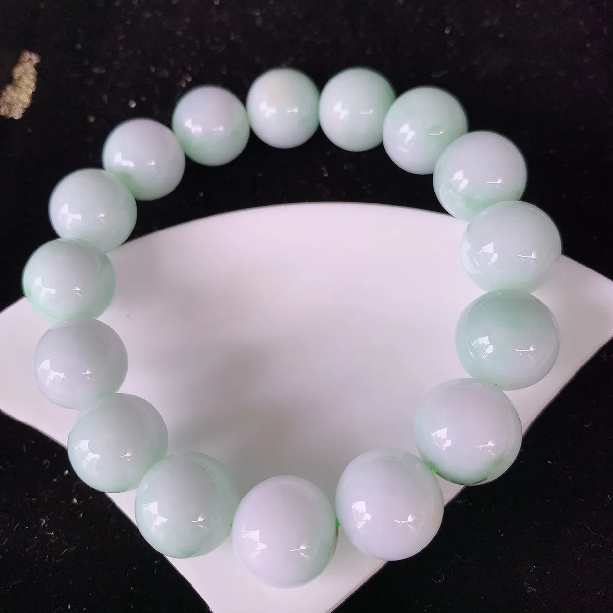 自然光实拍，冰润飘绿翡翠手串手链，种老水足， 冰清玉润  颜色漂亮  #002.1取一尺寸12.8