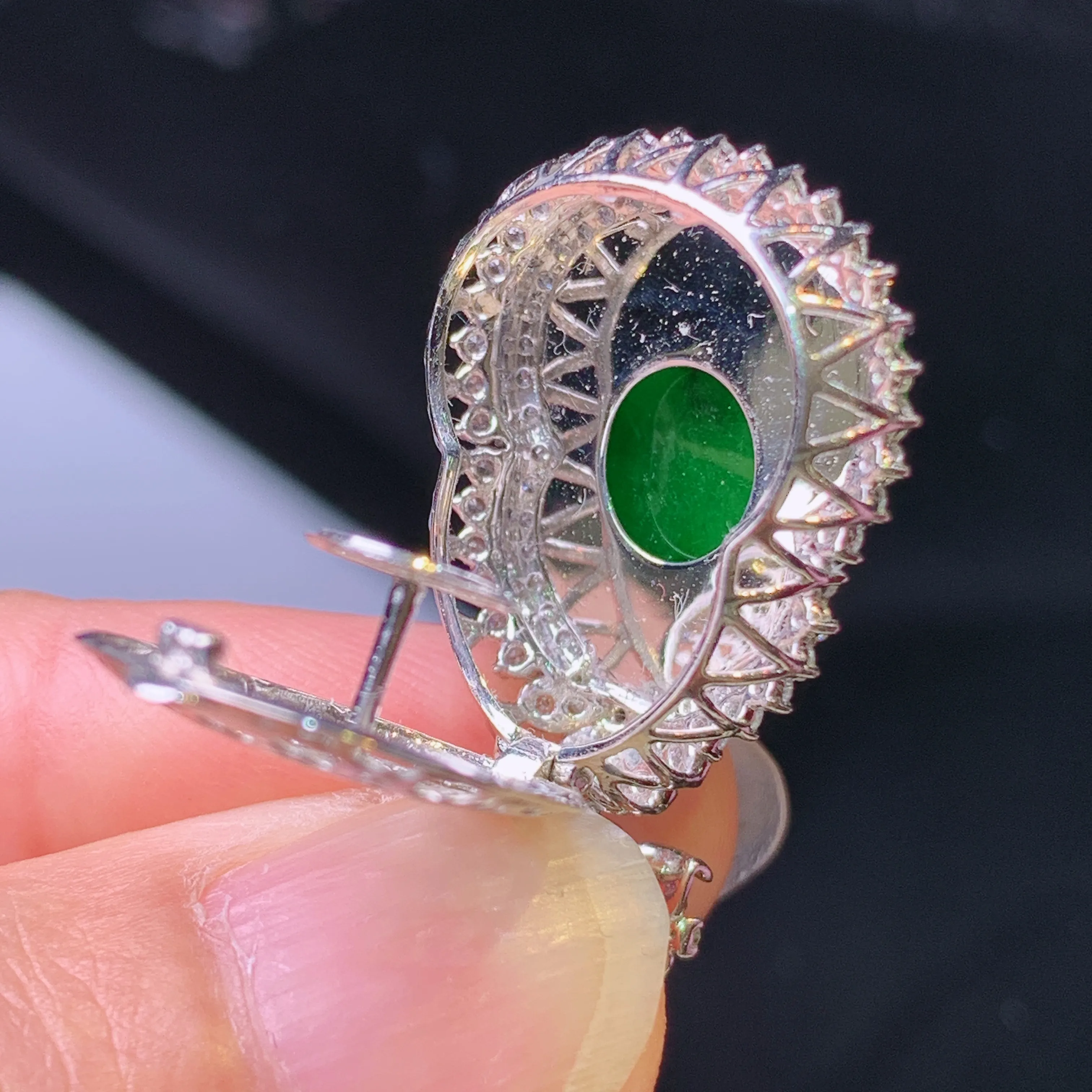 18k金钻镶嵌满绿葫芦吊坠 玉质细腻 色泽清新艳丽 整体尺寸30.3*17.7*11.8