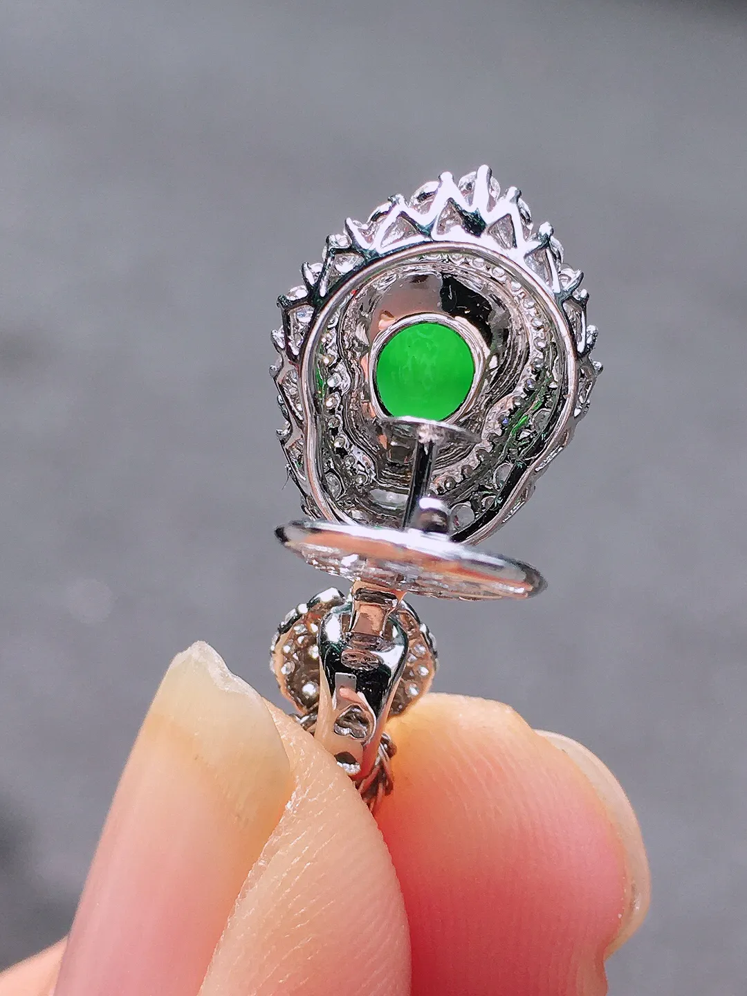 阳绿葫芦吊坠，色泽均匀艳丽，玉质细腻，荧光感超
强，饱满圆润，尽显优雅气质，18k
金豪华镶嵌