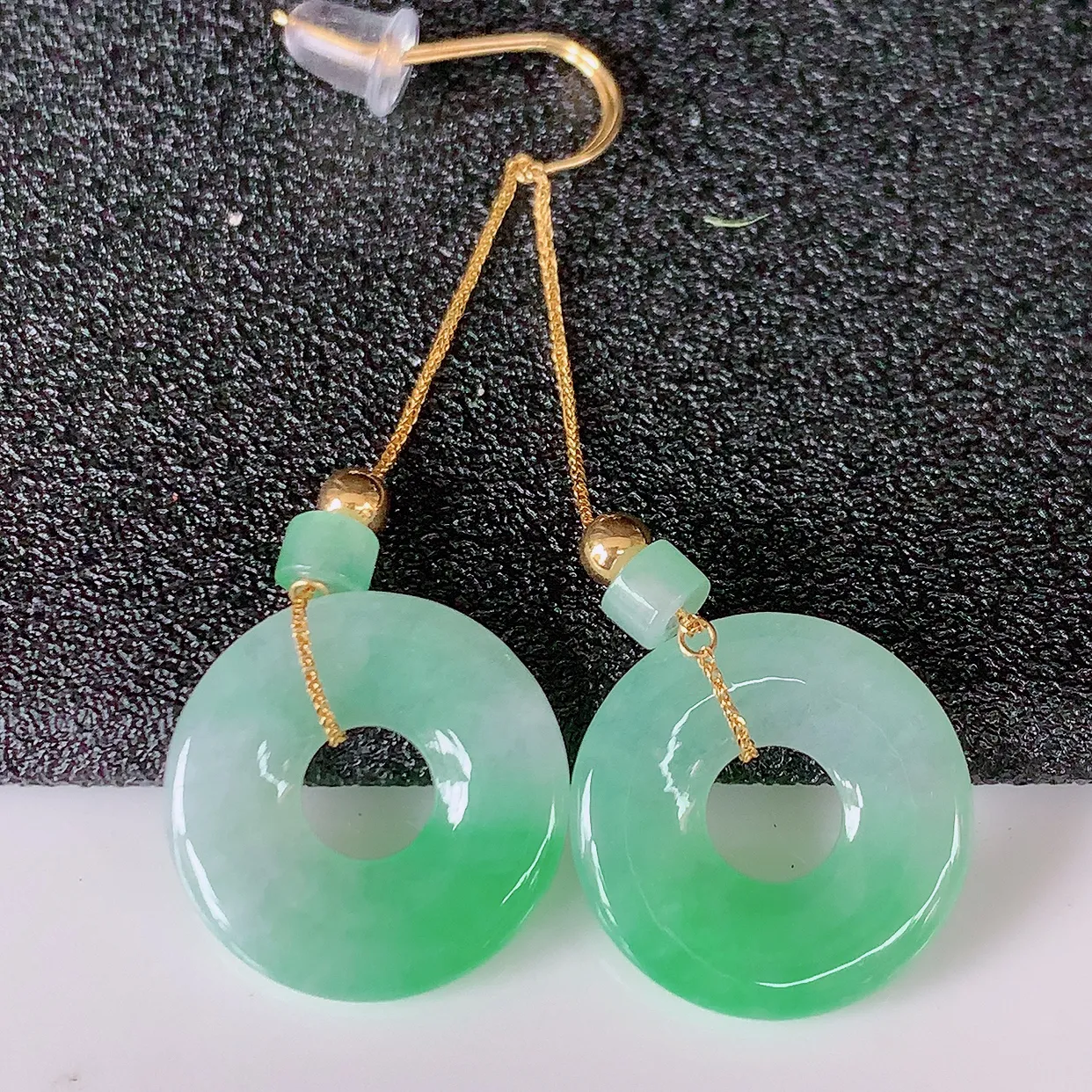 18k金镶嵌冰种飘绿翡翠平安扣耳坠，沁人心脾，耳坠佩戴效果大气出众，尽显气质。种水好，胶感足，颜相当漂亮，高性价比，值得入手品鉴！#41.17整体44.5*裸石15.5*2.8