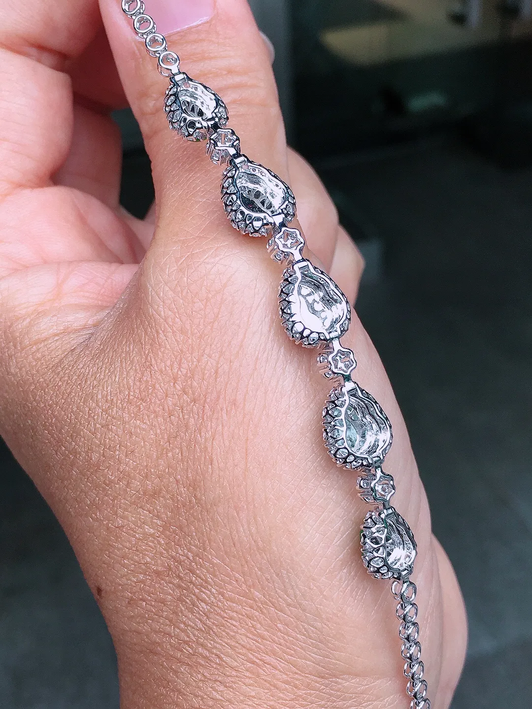 阳绿葫芦手链，色泽均匀艳丽，玉质细腻，荧光感超
强，饱满圆润，尽显优雅气质，18k
金豪华镶嵌