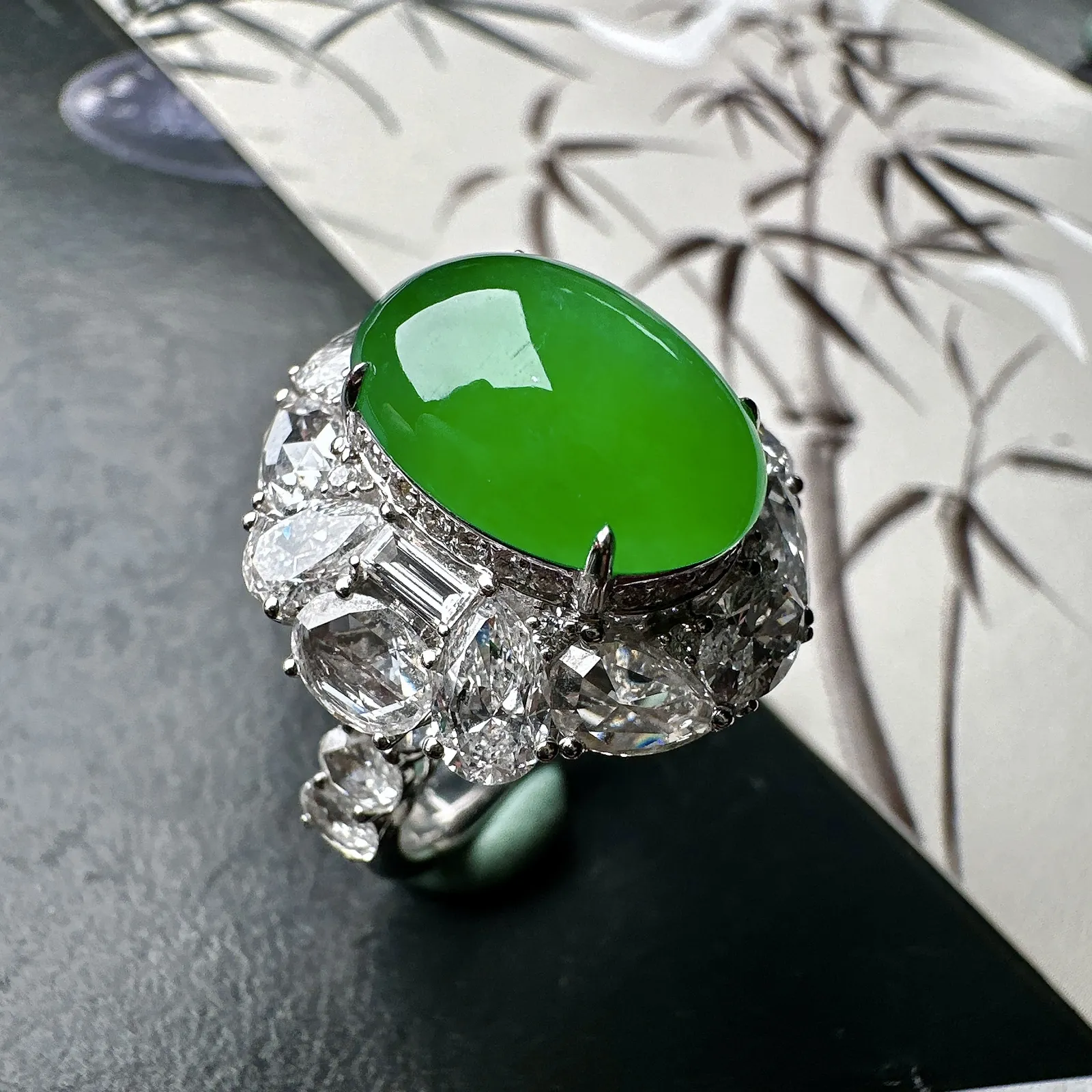 【冰种满绿蛋面戒指】质地细腻，通透闪亮，光泽耀眼，18k古法金钻镶嵌，裸石尺寸15.4*11.1*7毫米