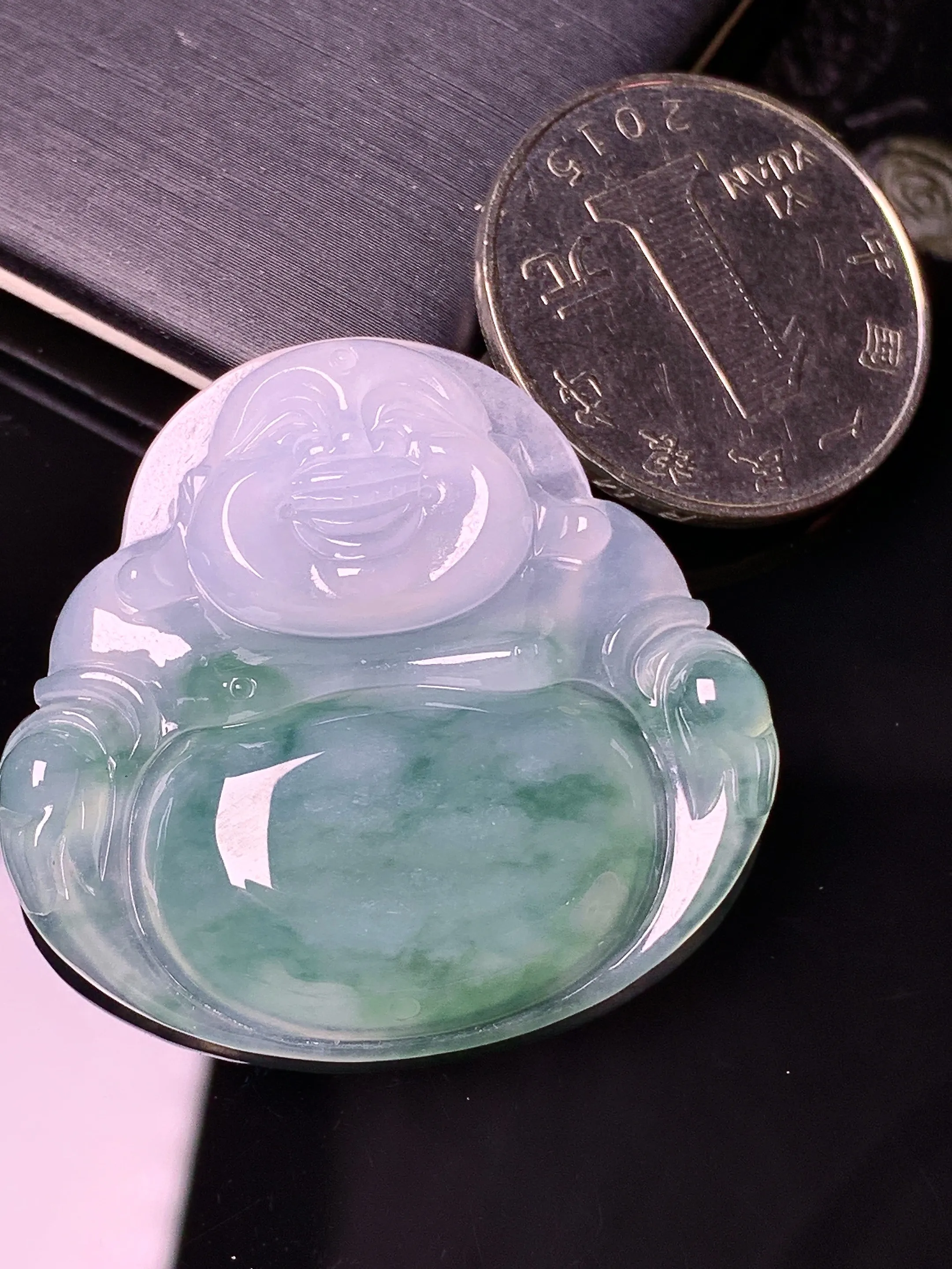 冰种佛公飘绿吊坠 玉质细腻 色泽清新艳丽 整体尺寸35.2*36.7*6