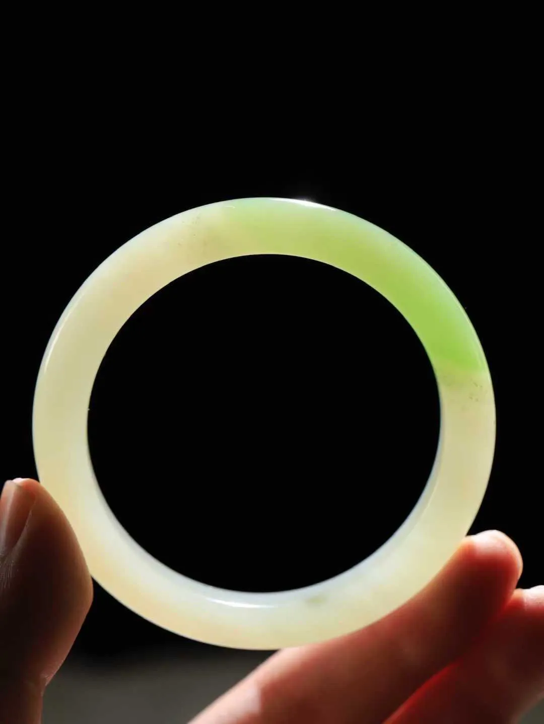 【翠色怡人.手镯】

收藏级和田玉翠青手镯，精品超级美镯，玉质细腻饱满，️温润脂香，仙雾缥缈，怡静如画，意蕴十足～，戴于腕间，神秘与高贵并存，给人以出尘的风雅，优美脱俗，气质非凡。重42克 内径55mm尺寸10.2-8.1mm191151943T