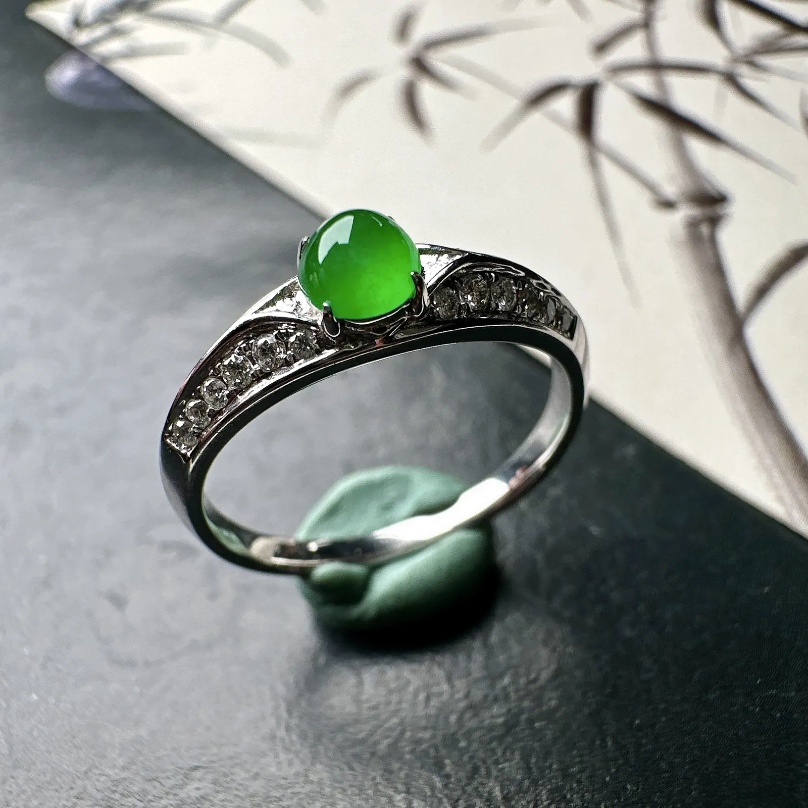 【冰种满绿蛋面戒指】种水色俱全，冰透闪亮，通透感饱满度很好，18k金钻镶嵌，裸石尺寸4.5*4.2*3毫米，圈口可改