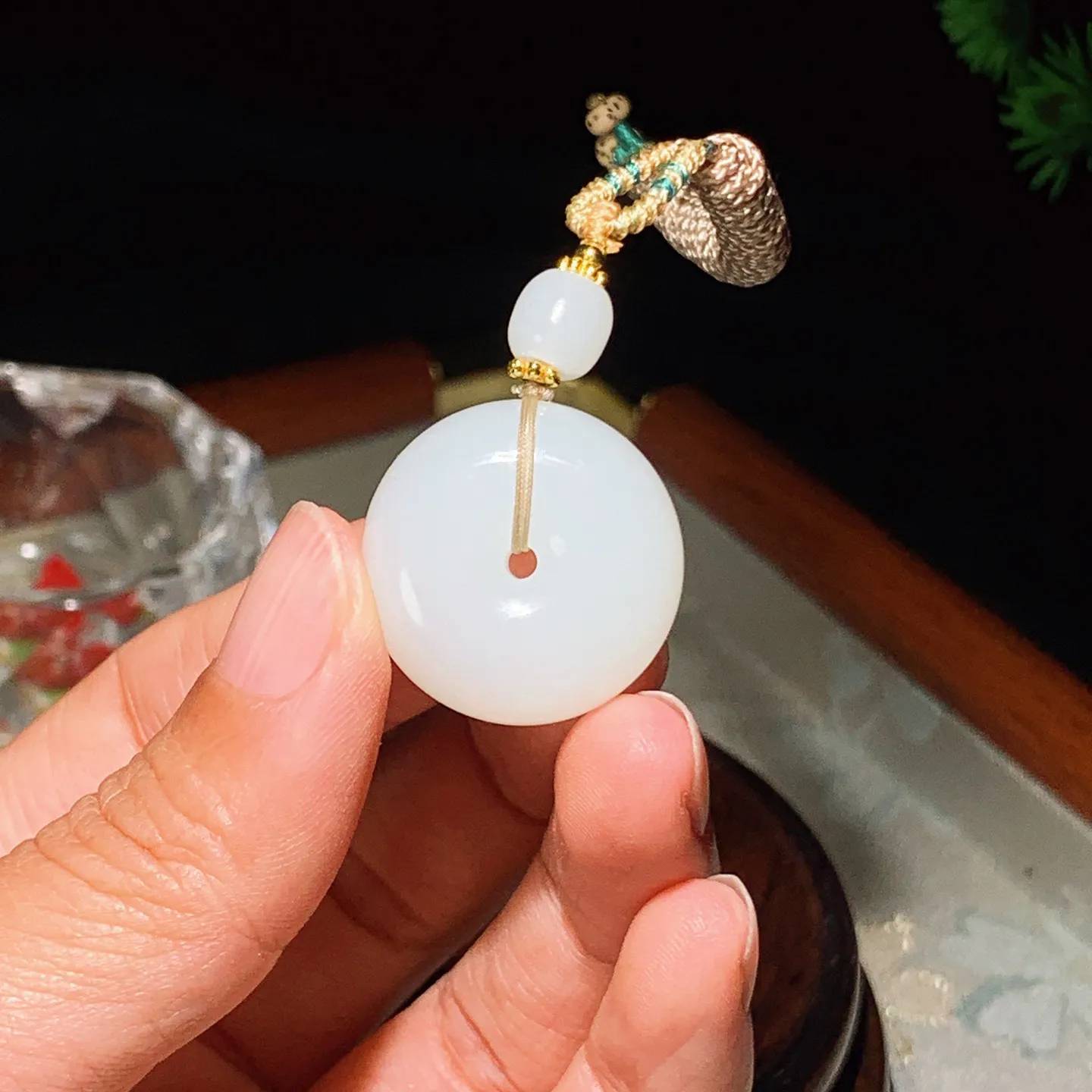 新疆和田玉羊脂白平安扣挂件。尺寸24/12重14.3克。玉质细腻油润。手推出油。佩戴高端典雅。lt251118