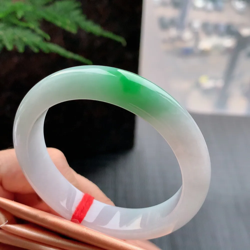 正圈冰糯阳绿 无瑕 尺寸:53.7/12.7/8.1 色好