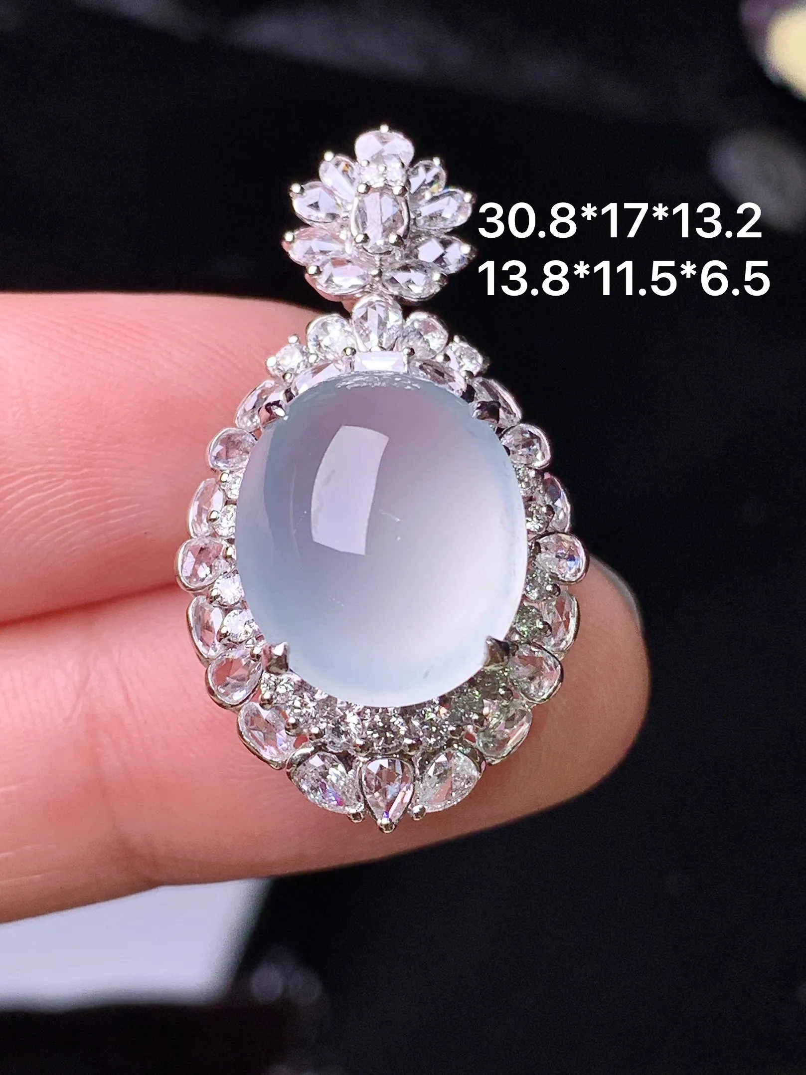 18k金钻镶嵌冰种蛋面吊坠 玉质细腻 色泽清新艳丽 整体尺寸30.8*17*13.2