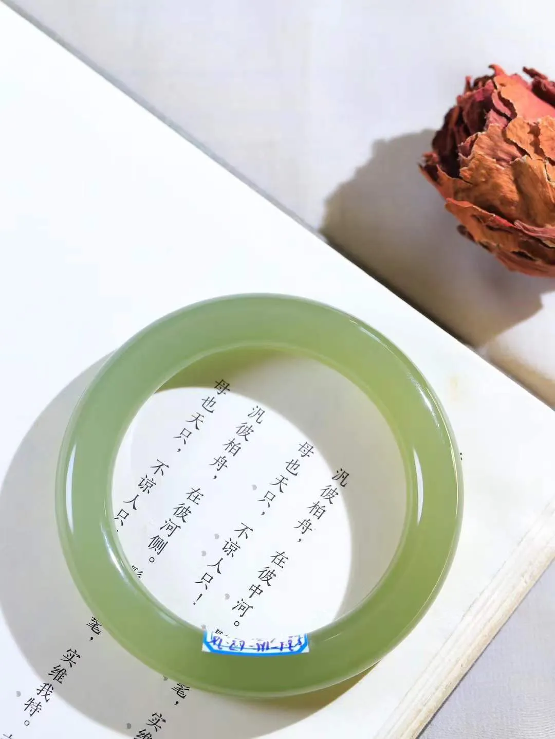 【晴水相伴.镯】

精品️和田玉晴水圆条手镯，以其淡雅的晴水色调，成为腕间的一抹亮色。玉质细腻，触感温润，佩戴它，感受玉石的温度与自然的灵性，让每一天都充满诗意与美好。重68.6克  尺寸58.5-11.3-11.5mm   751141854A