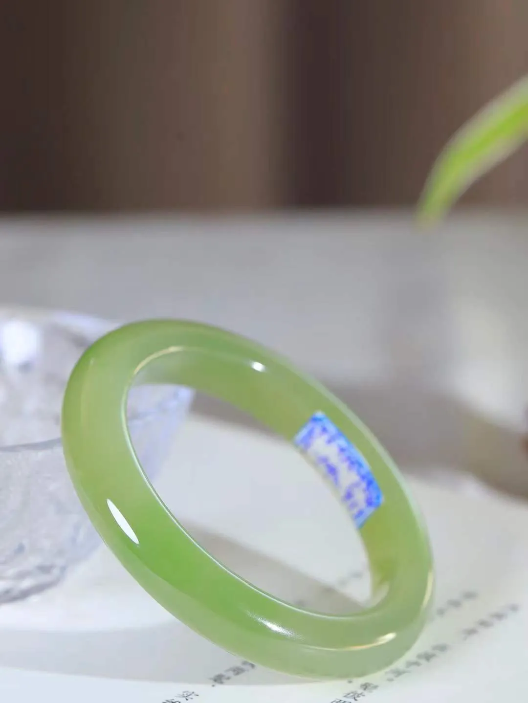 （一见钟情.手镯）

精品和田玉翠青手镯，玉质温和莹润，精光内蕴，手感舒适。整器简约，打磨光洁，让人爱不释手，料美艺精，萦绕于手，尽显高贵之姿。重55.3克 内径54.5mm尺寸11.4-9.6mm   FDA-101101873