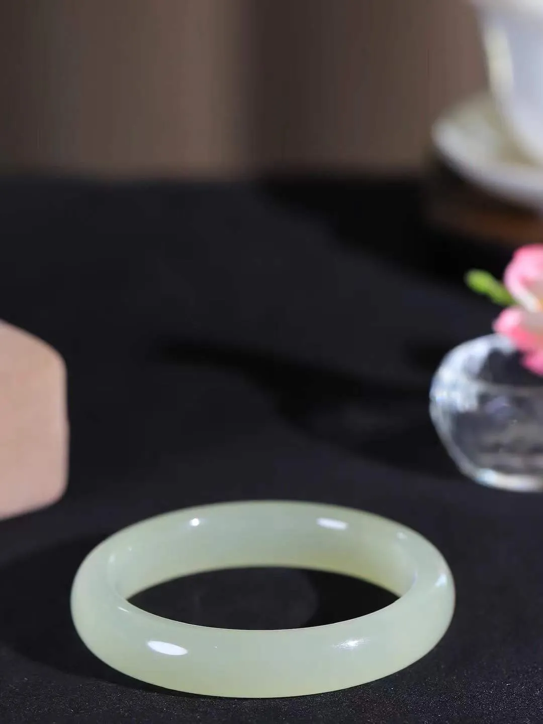 【岁月之韵.手镯】

精品和田玉晴水手镯，色泽淡雅如雨后初晴的天空，清新脱俗。手镯圆润饱满，寓意圆满