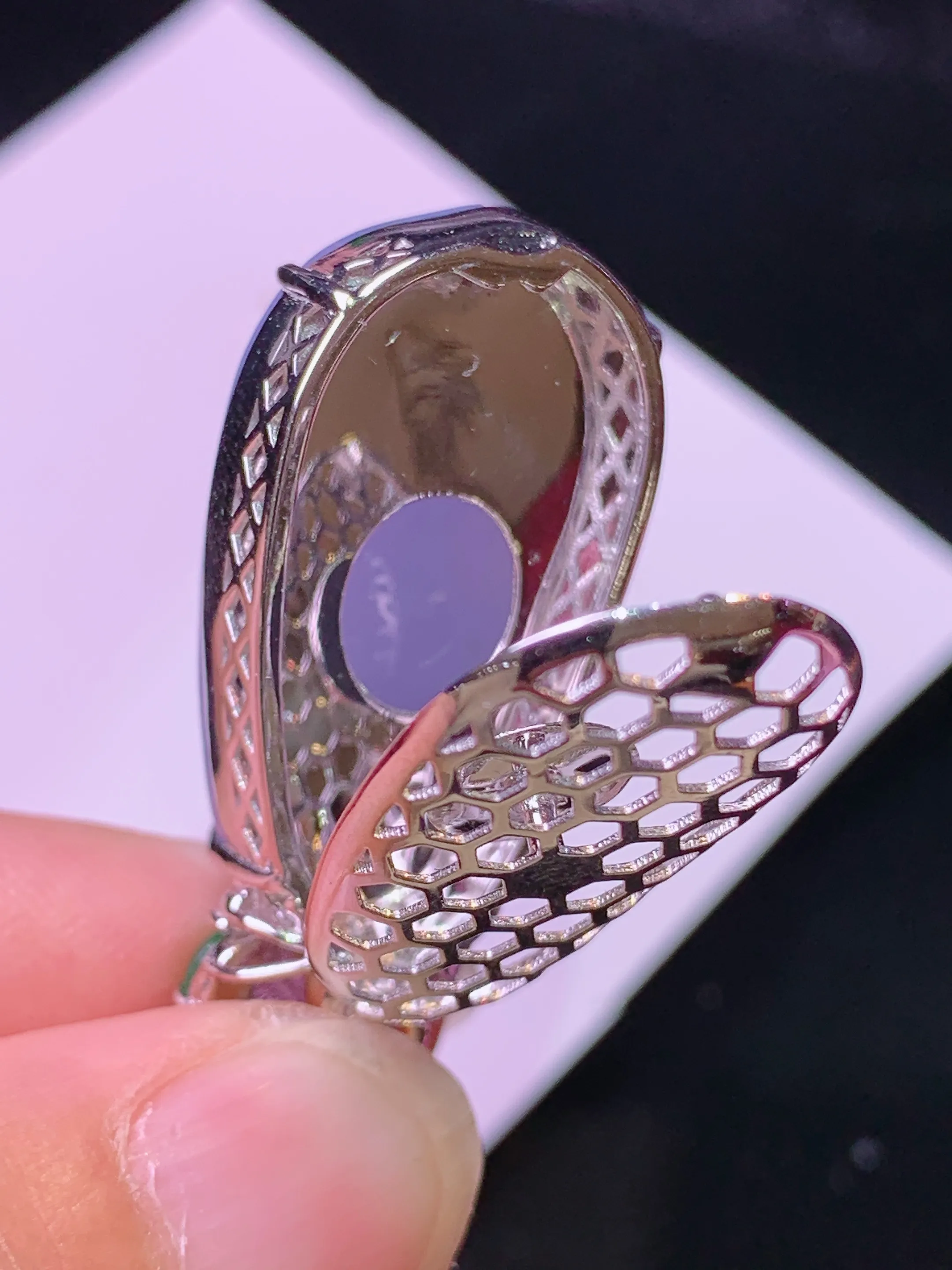 18k金钻镶嵌紫罗兰四季豆吊坠 玉质细腻 色泽清新艳丽 整体尺寸36*16.2*12.3