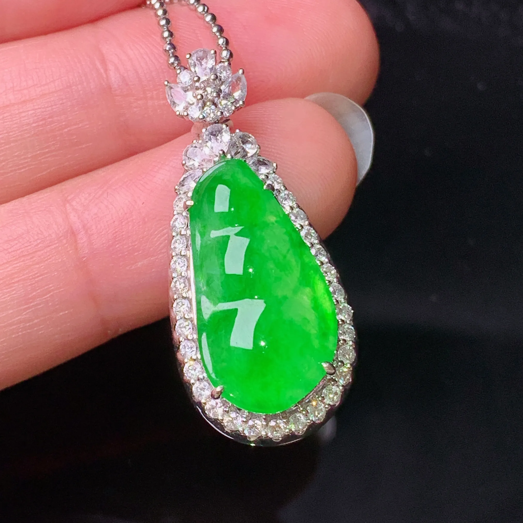 18k金钻镶嵌翠绿四季豆吊坠 玉质细腻 色泽清新艳丽 整体尺寸31*14*9.6