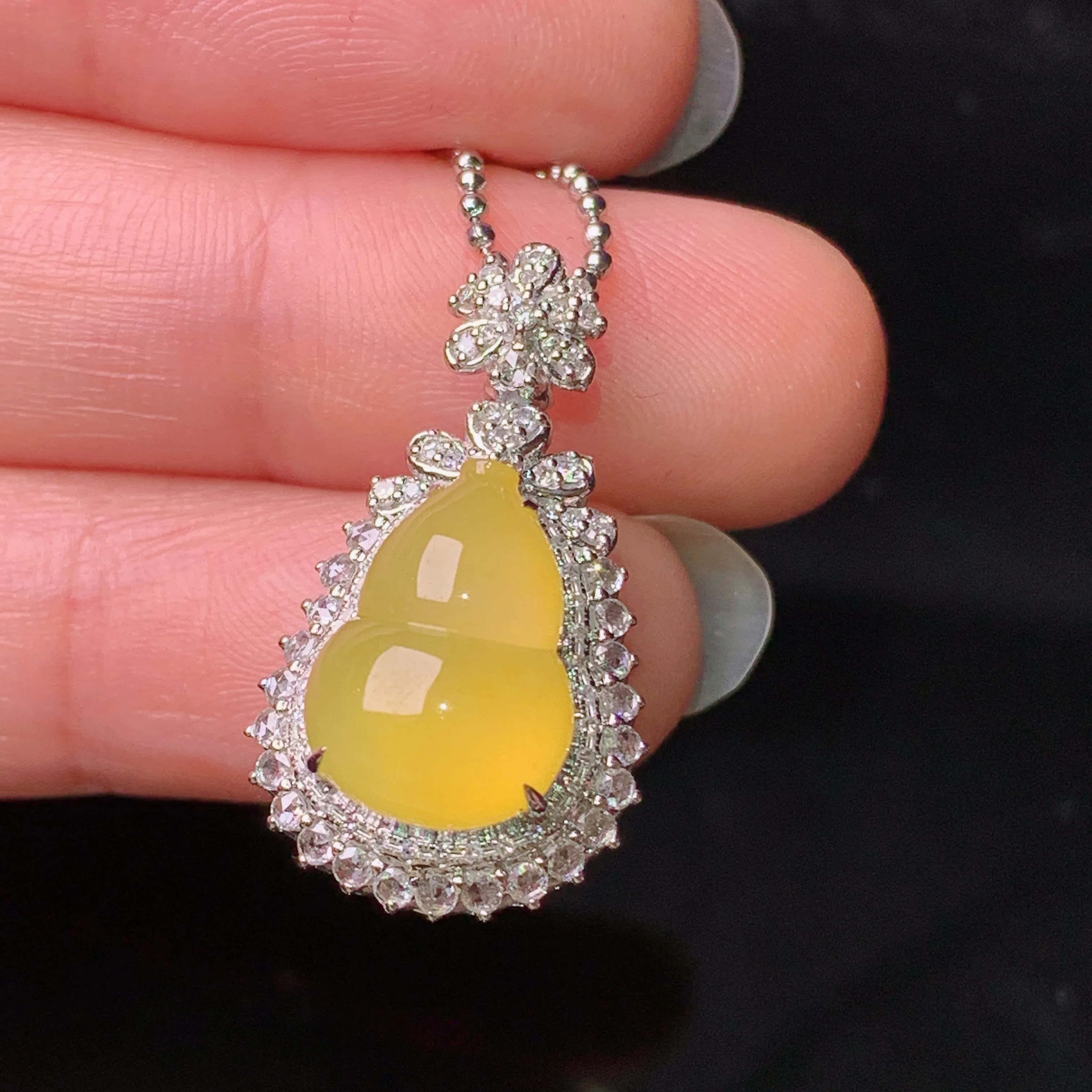 18k金钻镶嵌黄翡葫芦吊坠 玉质细腻 色泽清新艳丽 整体尺寸25.5*14.5*11.6