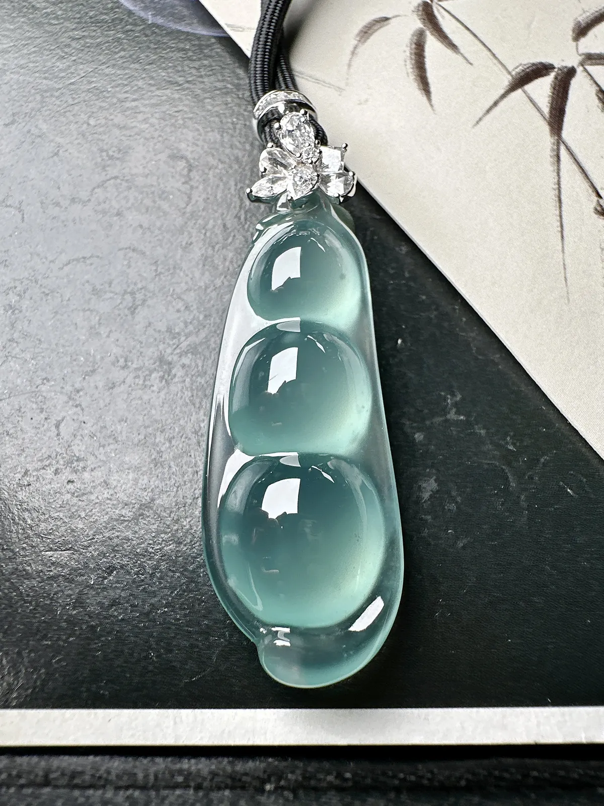 【冰种福豆吊坠】天空蓝老料，起钢光，种地上乘，冰感十足，通透起光，饱满圆润，收藏品质，18k金钻镶嵌